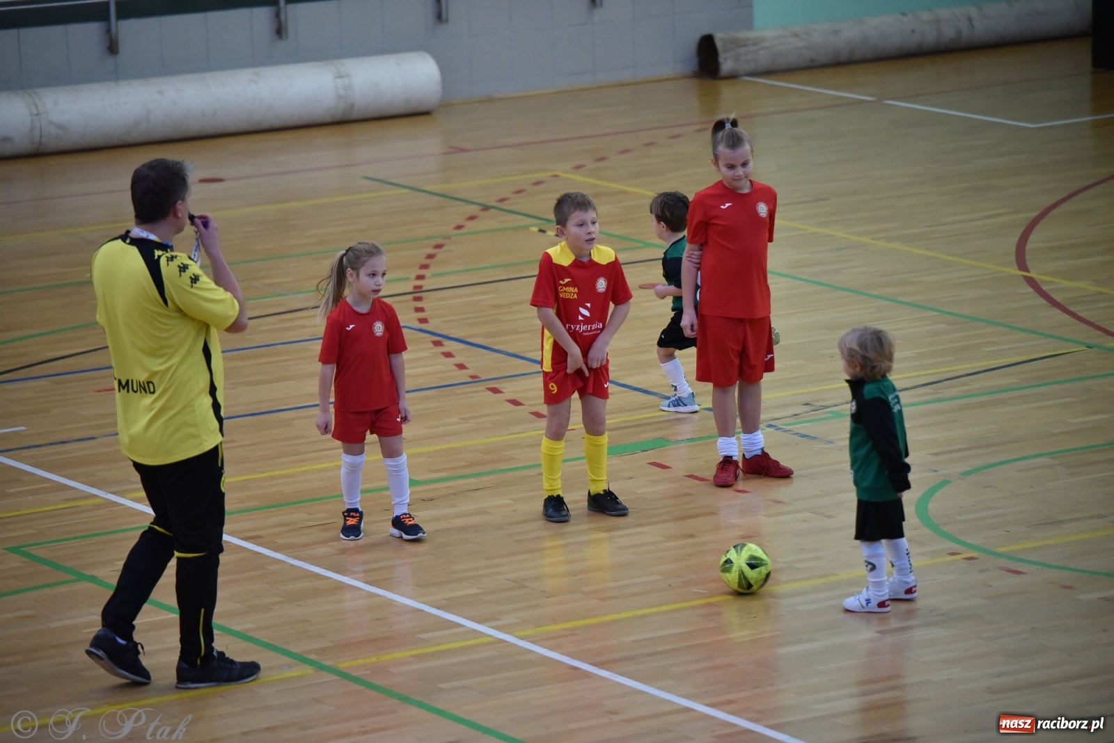 Zdjęcie w galerii na portalu naszraciborz.pl: Mikołajkowy turniej piłkarski w Arenie Rafako [FOTO i WIDEO] wiadomości z regionu