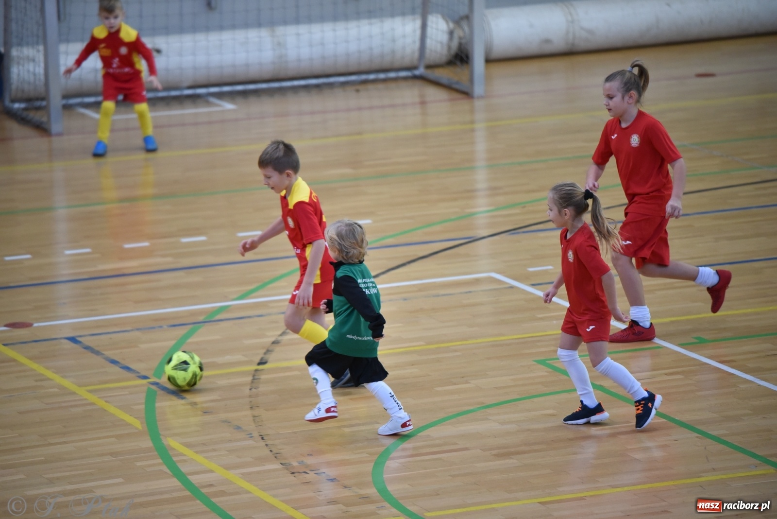 Zdjęcie w galerii na portalu naszraciborz.pl: Mikołajkowy turniej piłkarski w Arenie Rafako [FOTO i WIDEO] wiadomości z regionu