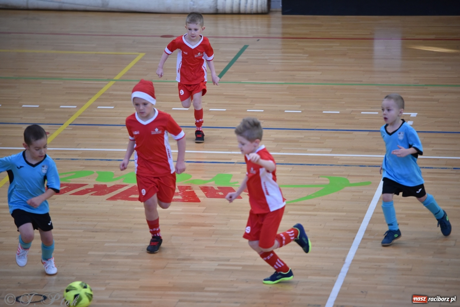 Zdjęcie w galerii na portalu naszraciborz.pl: Mikołajkowy turniej piłkarski w Arenie Rafako [FOTO i WIDEO] wiadomości z regionu
