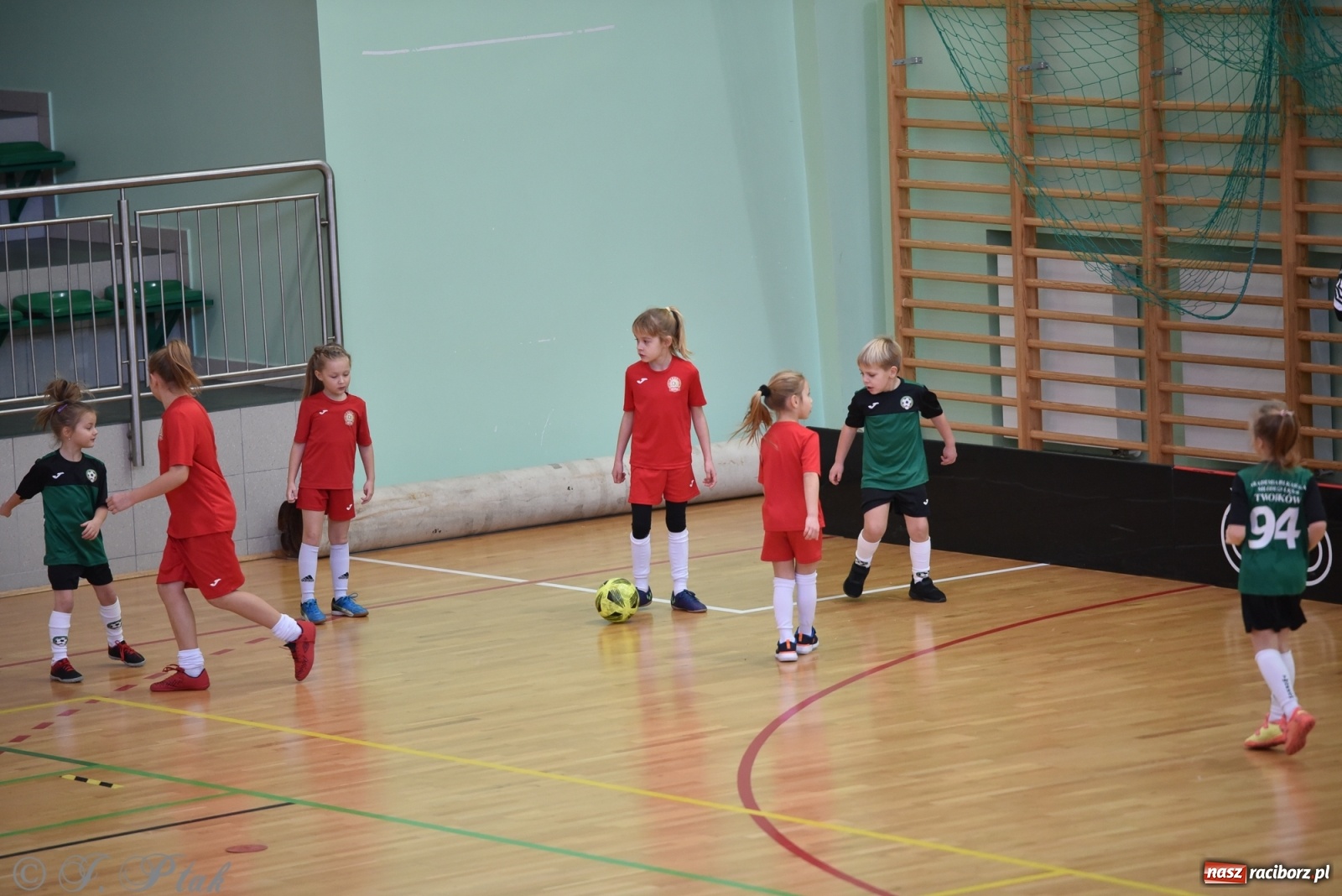 Zdjęcie w galerii na portalu naszraciborz.pl: Mikołajkowy turniej piłkarski w Arenie Rafako [FOTO i WIDEO] wiadomości z regionu