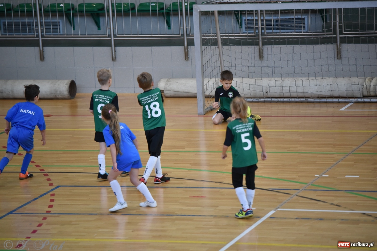 Zdjęcie w galerii na portalu naszraciborz.pl: Mikołajkowy turniej piłkarski w Arenie Rafako [FOTO i WIDEO] wiadomości z regionu