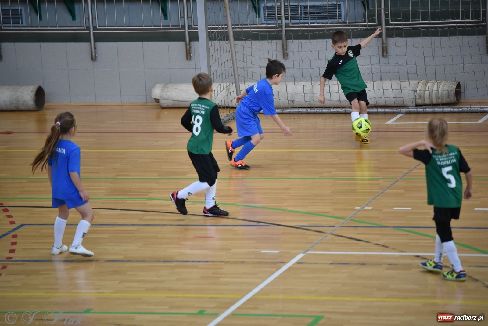 Zdjęcie w galerii na portalu naszraciborz.pl: Mikołajkowy turniej piłkarski w Arenie Rafako [FOTO i WIDEO] wiadomości z regionu