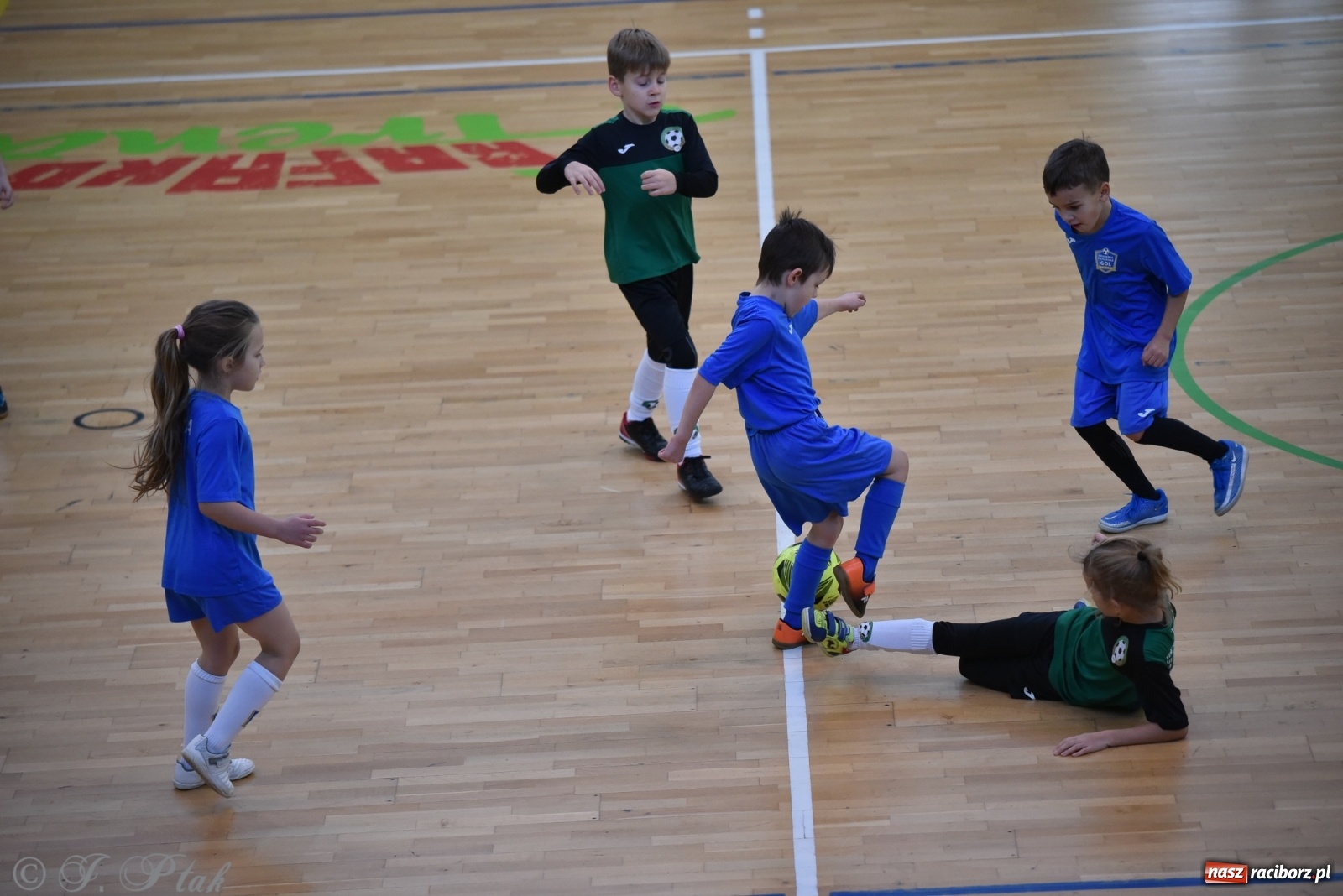 Zdjęcie w galerii na portalu naszraciborz.pl: Mikołajkowy turniej piłkarski w Arenie Rafako [FOTO i WIDEO] wiadomości z regionu