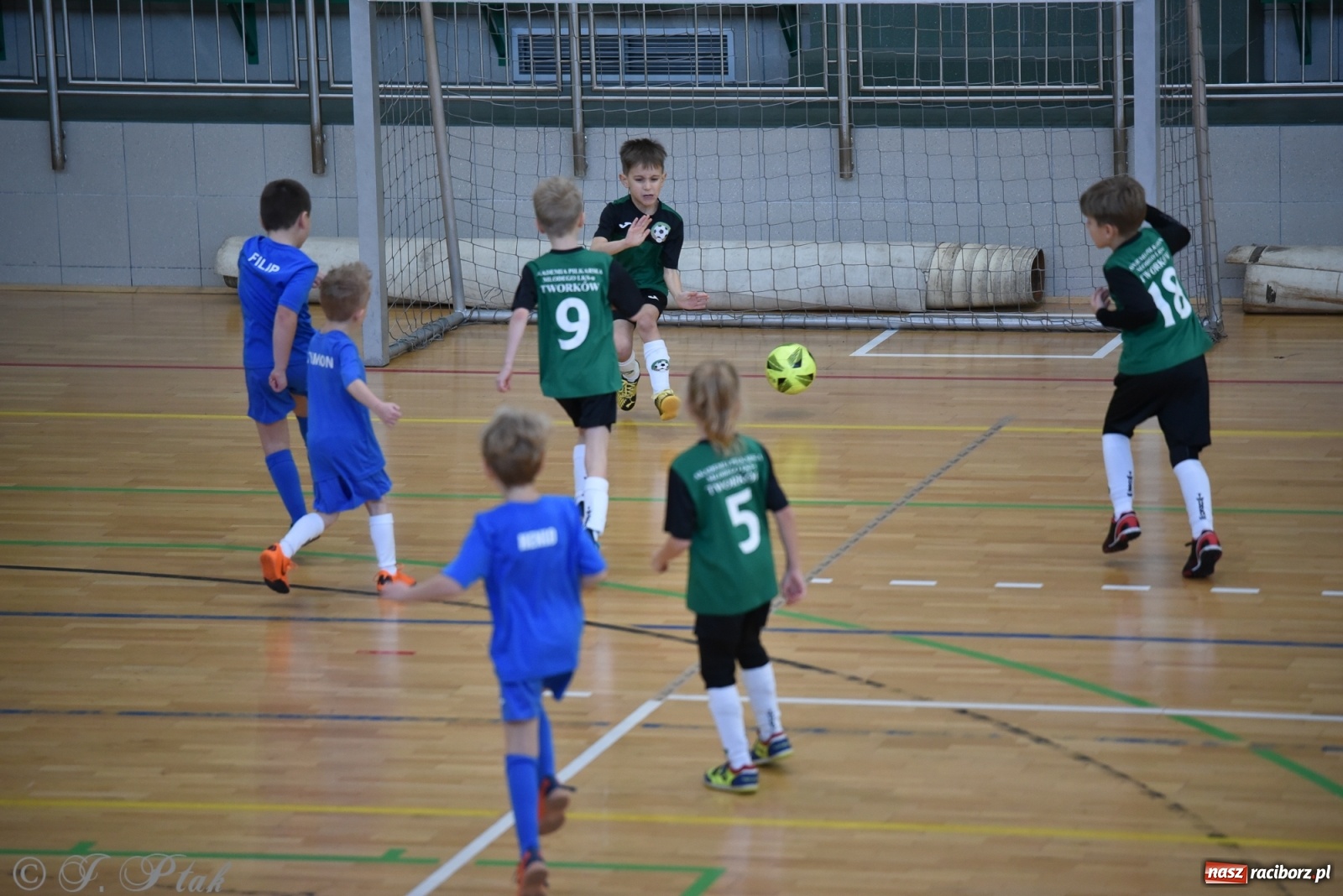 Zdjęcie w galerii na portalu naszraciborz.pl: Mikołajkowy turniej piłkarski w Arenie Rafako [FOTO i WIDEO] wiadomości z regionu