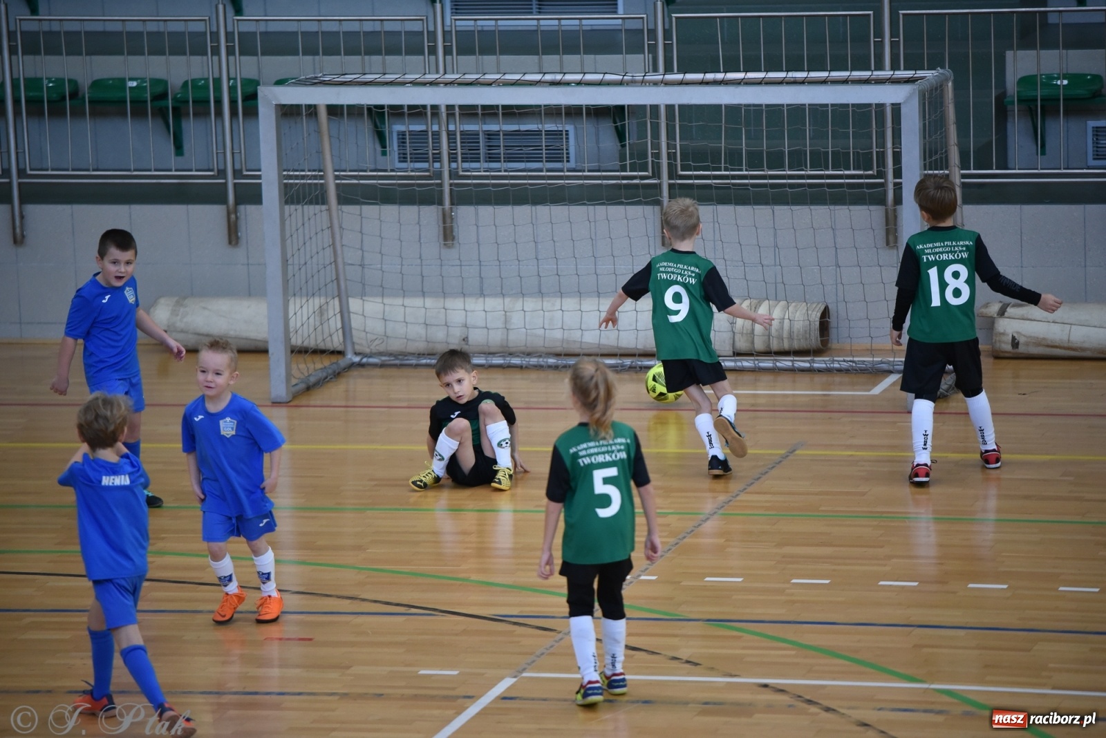 Zdjęcie w galerii na portalu naszraciborz.pl: Mikołajkowy turniej piłkarski w Arenie Rafako [FOTO i WIDEO] wiadomości z regionu