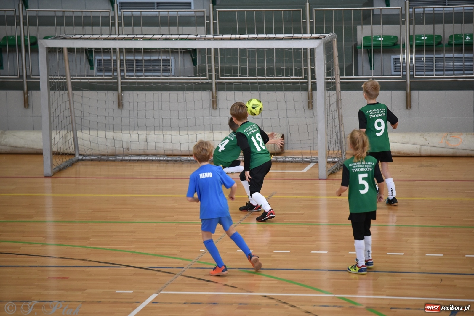 Zdjęcie w galerii na portalu naszraciborz.pl: Mikołajkowy turniej piłkarski w Arenie Rafako [FOTO i WIDEO] wiadomości z regionu