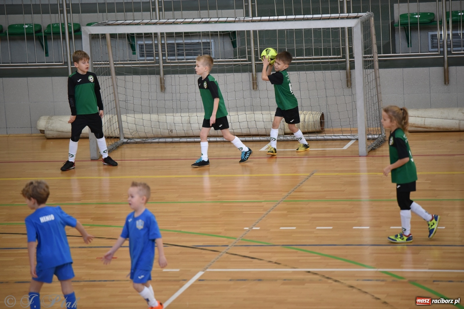 Zdjęcie w galerii na portalu naszraciborz.pl: Mikołajkowy turniej piłkarski w Arenie Rafako [FOTO i WIDEO] wiadomości z regionu