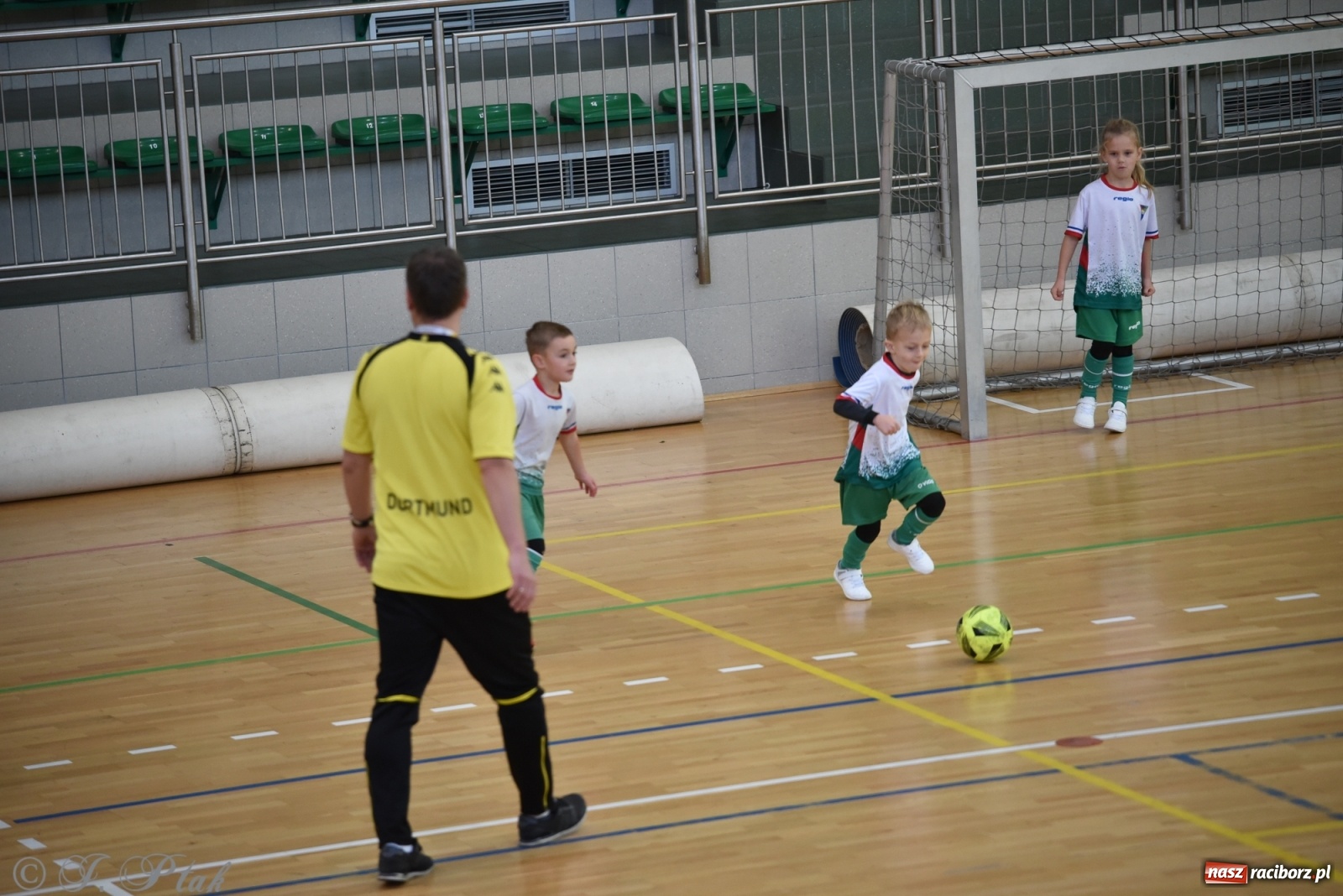 Zdjęcie w galerii na portalu naszraciborz.pl: Mikołajkowy turniej piłkarski w Arenie Rafako [FOTO i WIDEO] wiadomości z regionu