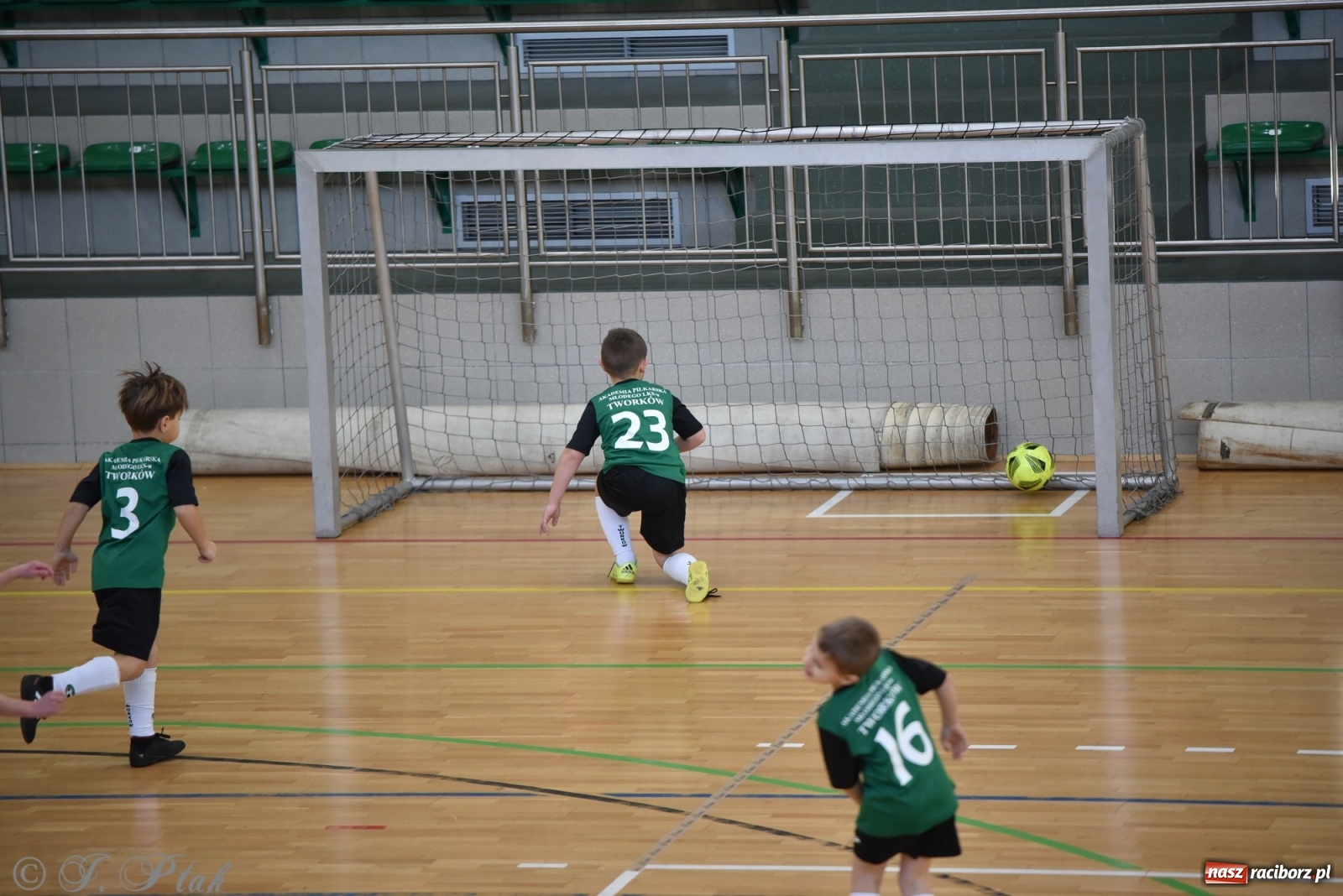 Zdjęcie w galerii na portalu naszraciborz.pl: Mikołajkowy turniej piłkarski w Arenie Rafako [FOTO i WIDEO] wiadomości z regionu