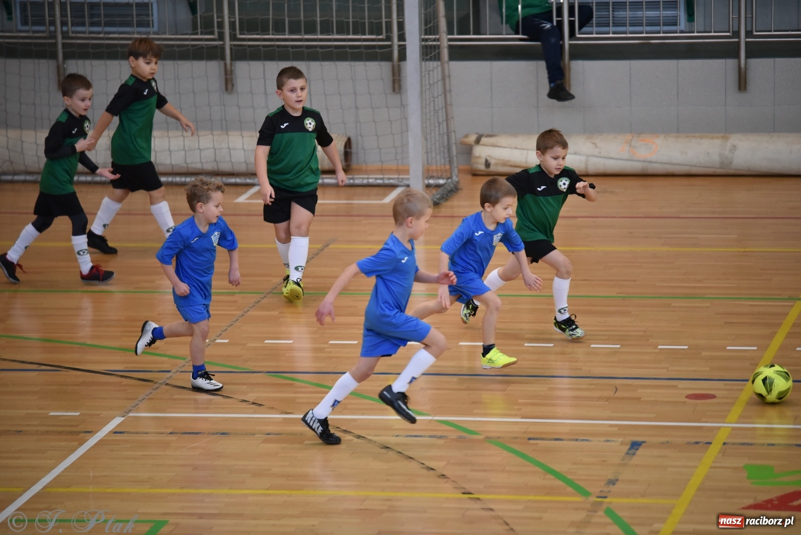 Zdjęcie w galerii na portalu naszraciborz.pl: Mikołajkowy turniej piłkarski w Arenie Rafako [FOTO i WIDEO] wiadomości z regionu