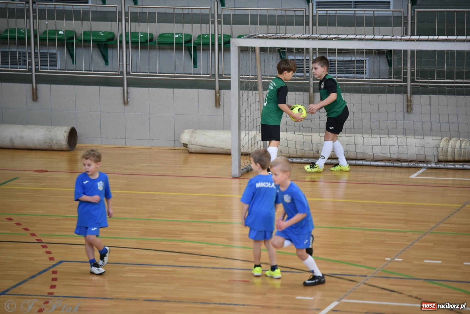 Zdjęcie w galerii na portalu naszraciborz.pl: Mikołajkowy turniej piłkarski w Arenie Rafako [FOTO i WIDEO] wiadomości z regionu