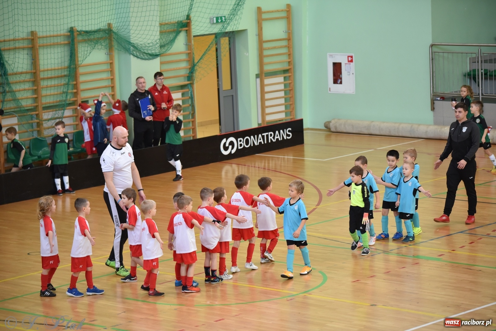 Zdjęcie w galerii na portalu naszraciborz.pl: Mikołajkowy turniej piłkarski w Arenie Rafako [FOTO i WIDEO] wiadomości z regionu