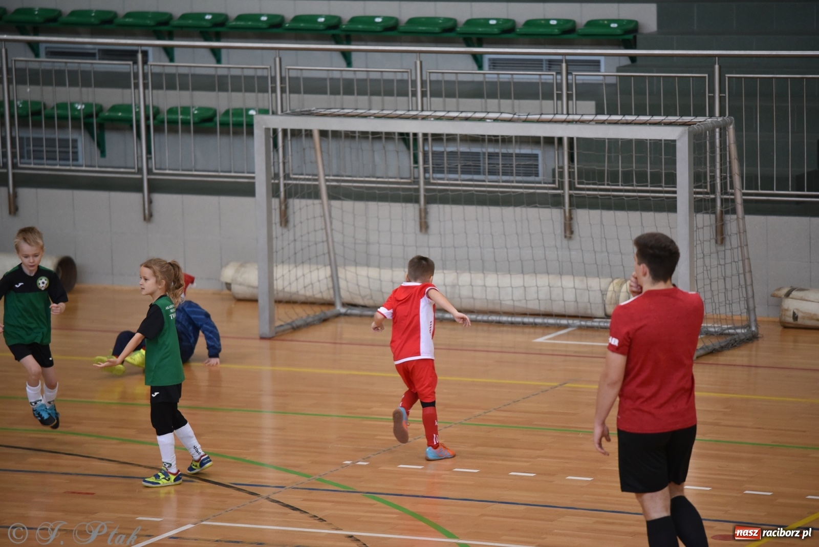 Zdjęcie w galerii na portalu naszraciborz.pl: Mikołajkowy turniej piłkarski w Arenie Rafako [FOTO i WIDEO] wiadomości z regionu