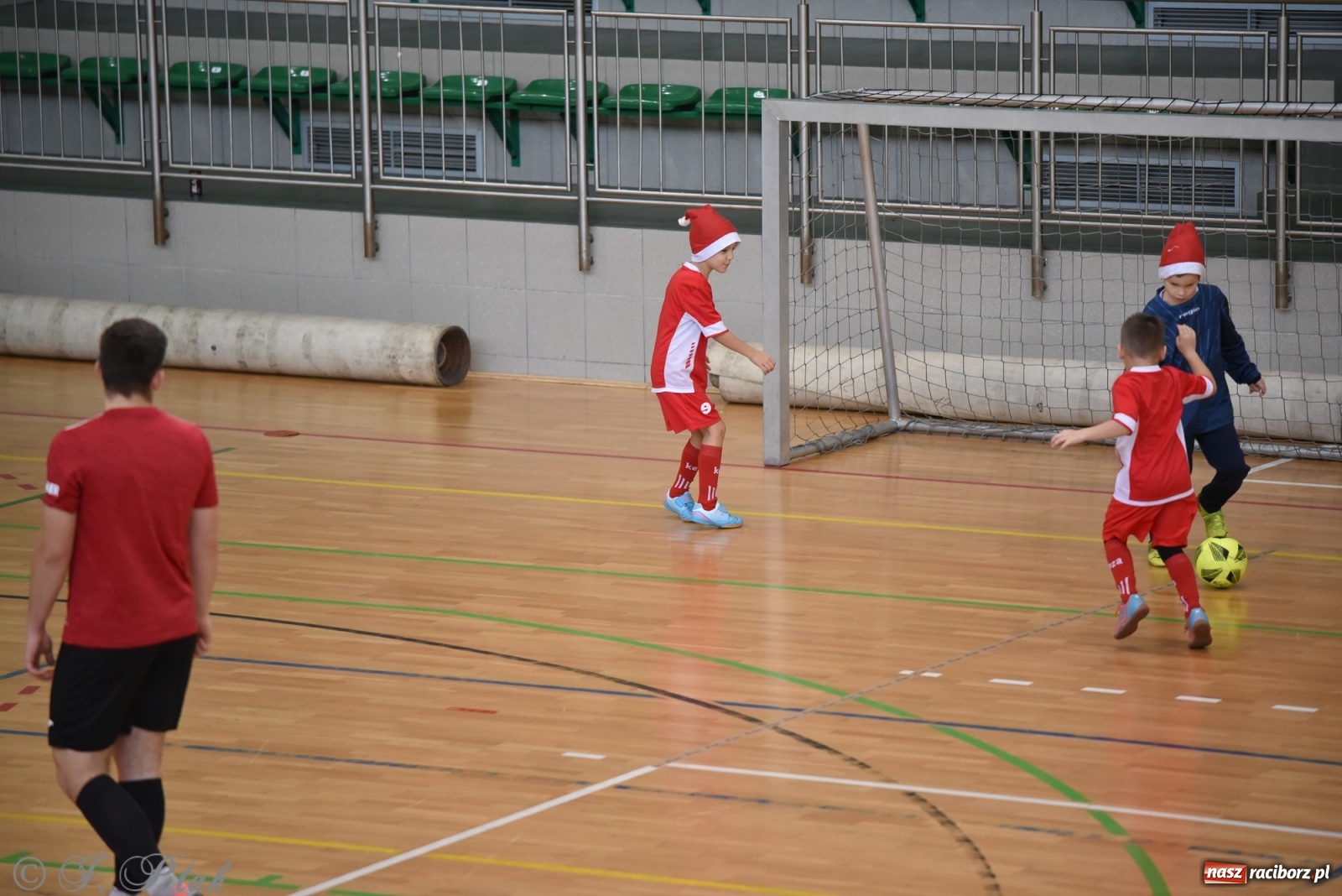Zdjęcie w galerii na portalu naszraciborz.pl: Mikołajkowy turniej piłkarski w Arenie Rafako [FOTO i WIDEO] wiadomości z regionu