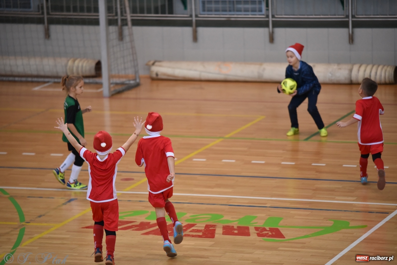 Zdjęcie w galerii na portalu naszraciborz.pl: Mikołajkowy turniej piłkarski w Arenie Rafako [FOTO i WIDEO] wiadomości z regionu