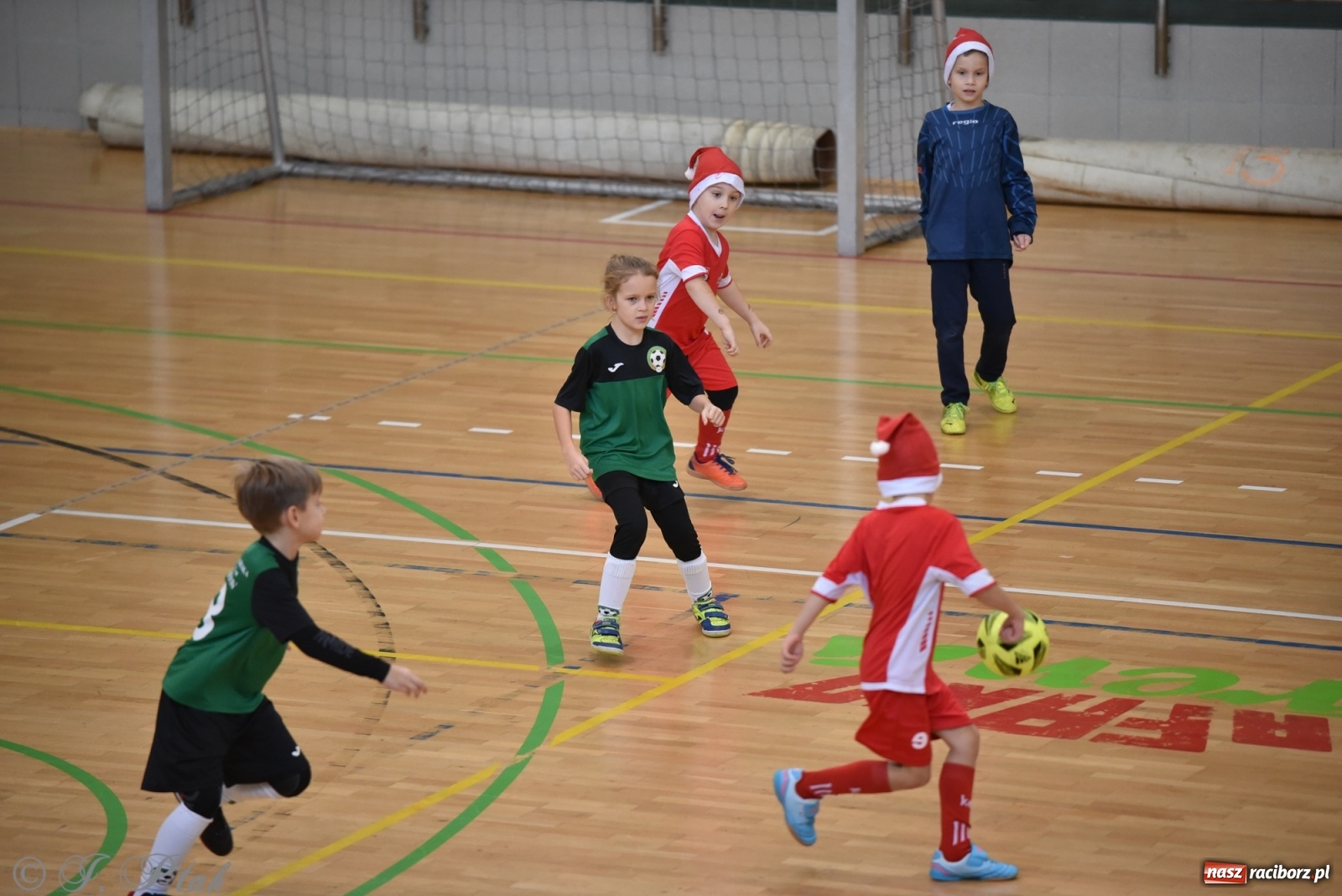 Zdjęcie w galerii na portalu naszraciborz.pl: Mikołajkowy turniej piłkarski w Arenie Rafako [FOTO i WIDEO] wiadomości z regionu