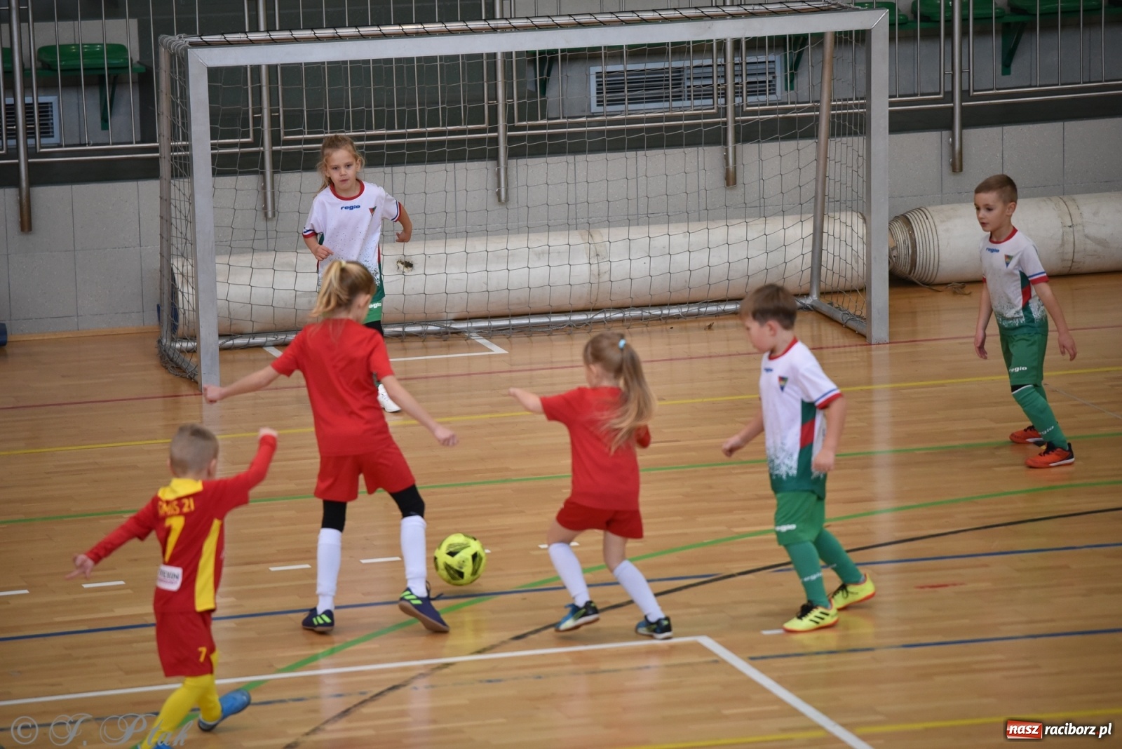 Zdjęcie w galerii na portalu naszraciborz.pl: Mikołajkowy turniej piłkarski w Arenie Rafako [FOTO i WIDEO] wiadomości z regionu