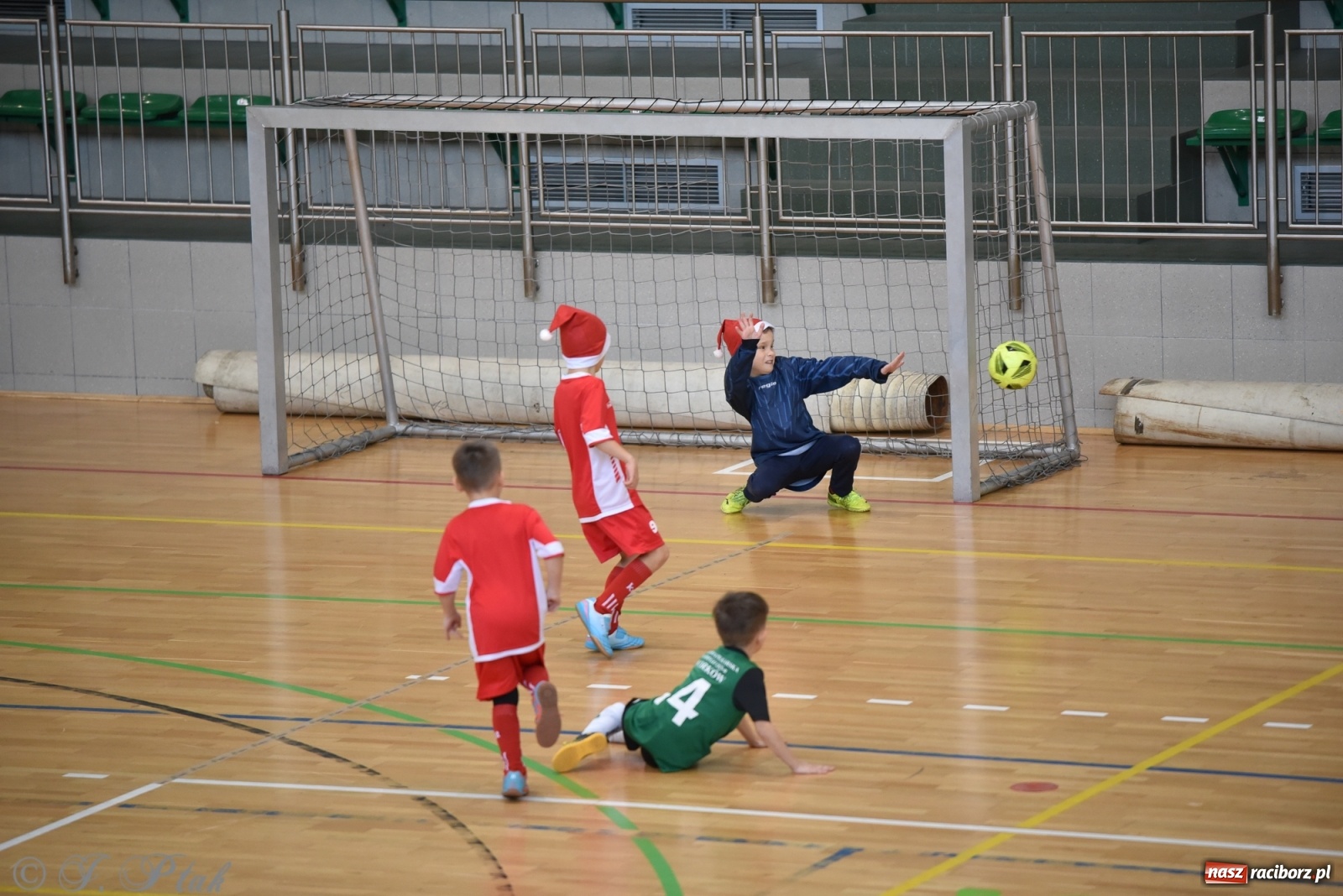 Zdjęcie w galerii na portalu naszraciborz.pl: Mikołajkowy turniej piłkarski w Arenie Rafako [FOTO i WIDEO] wiadomości z regionu