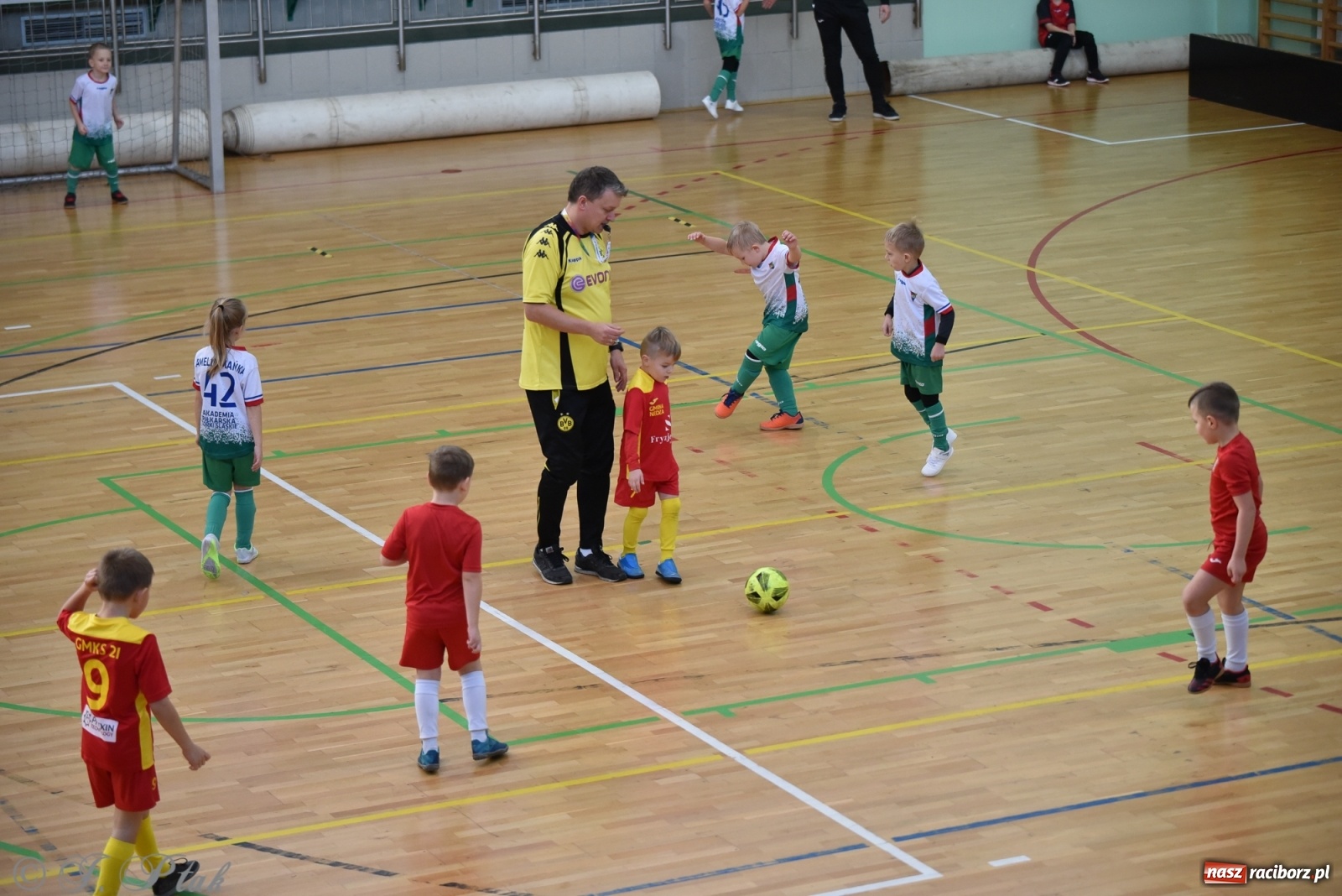 Zdjęcie w galerii na portalu naszraciborz.pl: Mikołajkowy turniej piłkarski w Arenie Rafako [FOTO i WIDEO] wiadomości z regionu