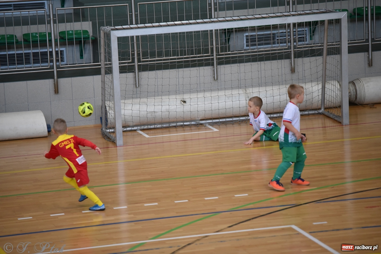 Zdjęcie w galerii na portalu naszraciborz.pl: Mikołajkowy turniej piłkarski w Arenie Rafako [FOTO i WIDEO] wiadomości z regionu