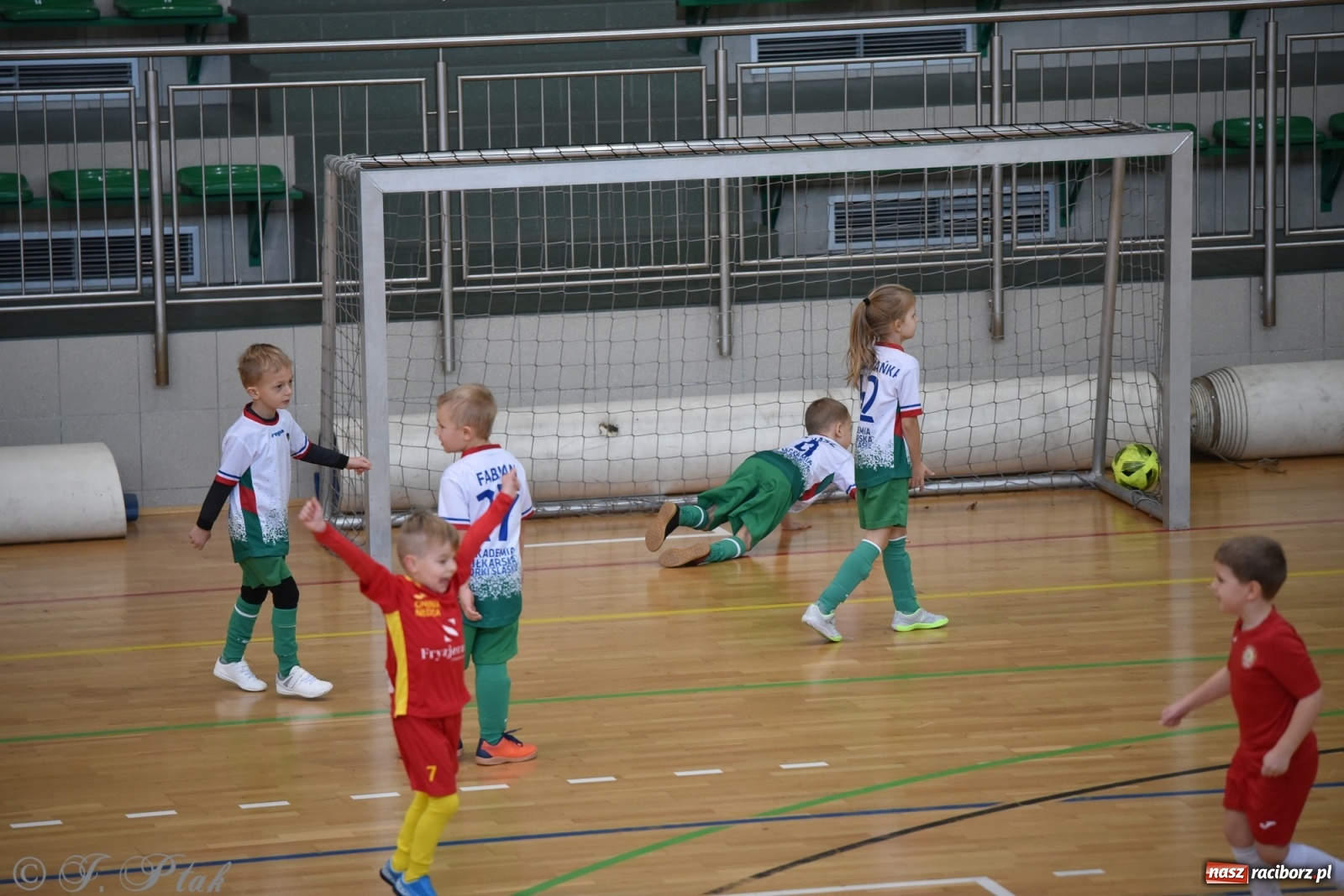Zdjęcie w galerii na portalu naszraciborz.pl: Mikołajkowy turniej piłkarski w Arenie Rafako [FOTO i WIDEO] wiadomości z regionu