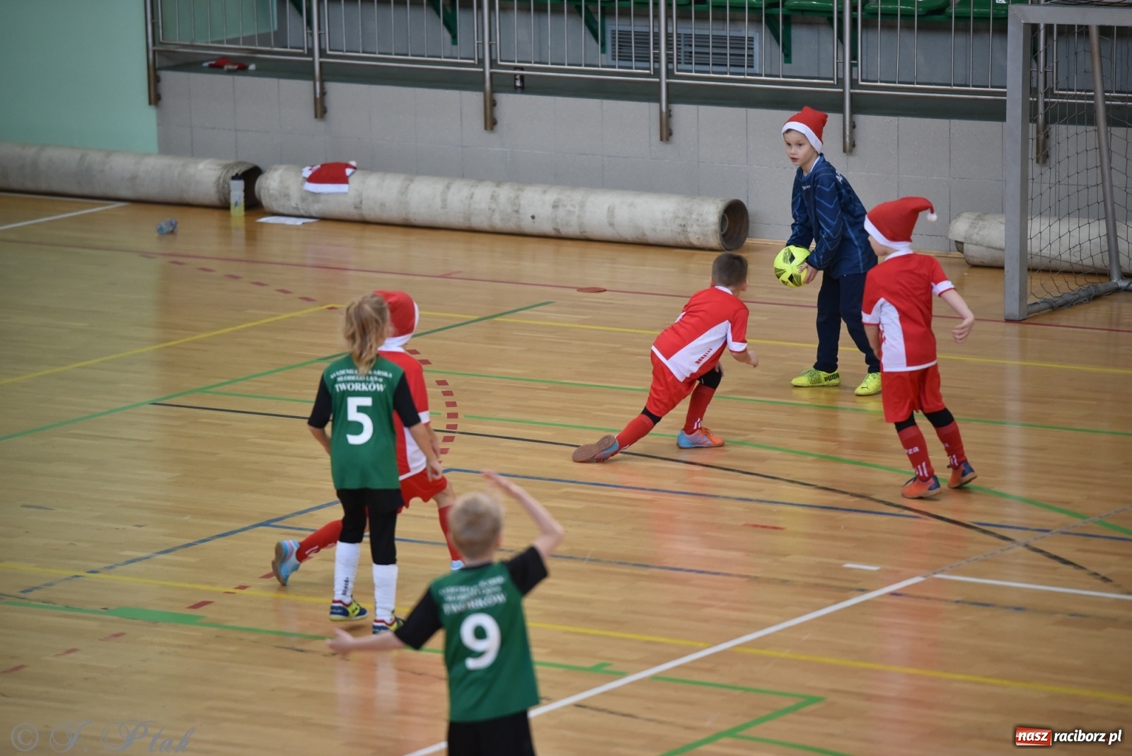 Zdjęcie w galerii na portalu naszraciborz.pl: Mikołajkowy turniej piłkarski w Arenie Rafako [FOTO i WIDEO] wiadomości z regionu