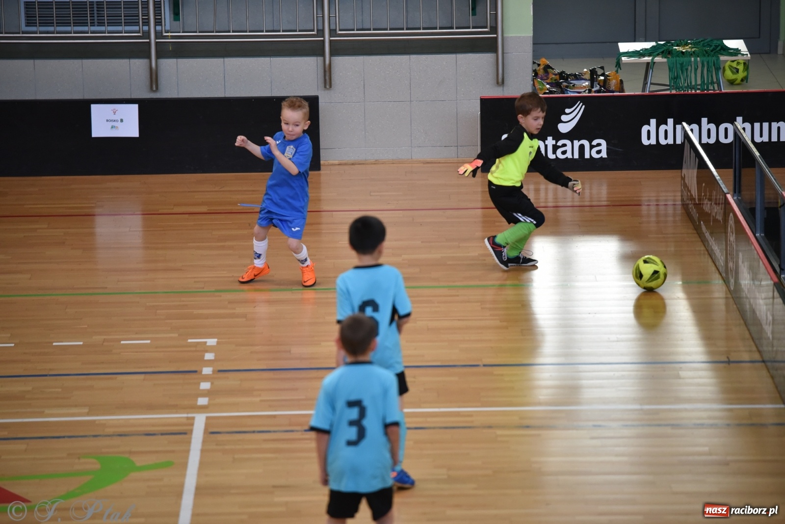 Zdjęcie w galerii na portalu naszraciborz.pl: Mikołajkowy turniej piłkarski w Arenie Rafako [FOTO i WIDEO] wiadomości z regionu