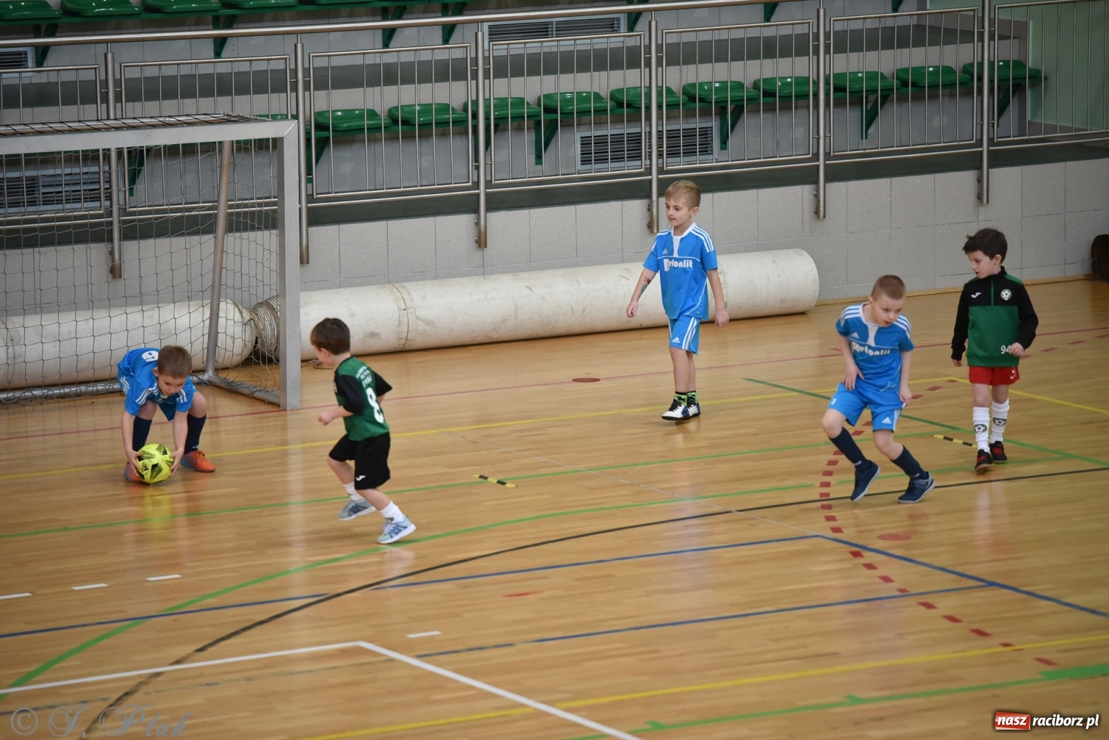 Zdjęcie w galerii na portalu naszraciborz.pl: Mikołajkowy turniej piłkarski w Arenie Rafako [FOTO i WIDEO] wiadomości z regionu