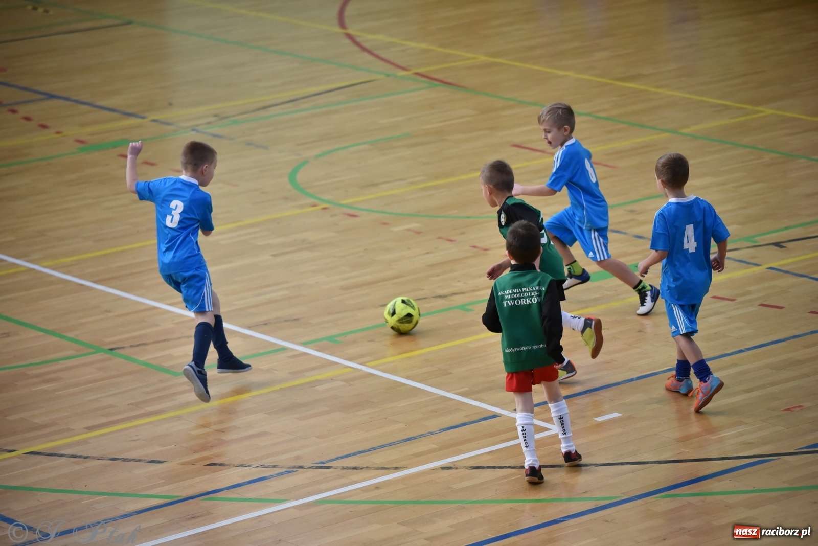 Zdjęcie w galerii na portalu naszraciborz.pl: Mikołajkowy turniej piłkarski w Arenie Rafako [FOTO i WIDEO] wiadomości z regionu