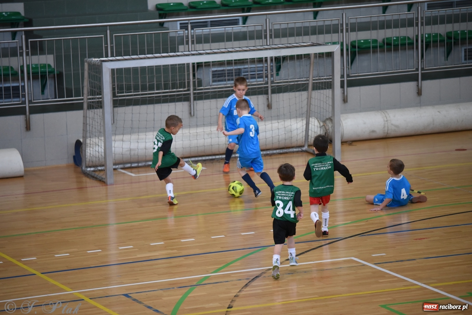 Zdjęcie w galerii na portalu naszraciborz.pl: Mikołajkowy turniej piłkarski w Arenie Rafako [FOTO i WIDEO] wiadomości z regionu