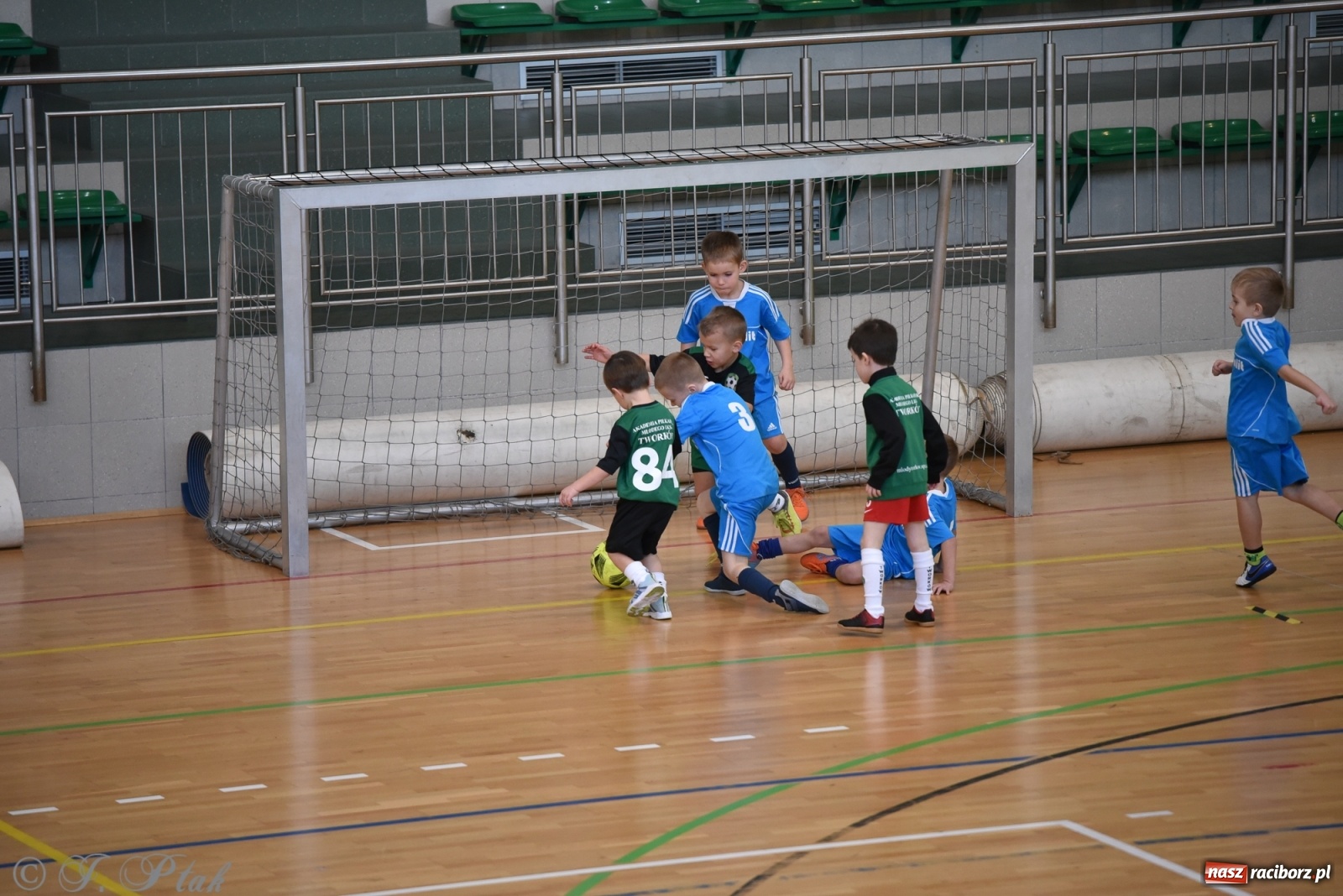Zdjęcie w galerii na portalu naszraciborz.pl: Mikołajkowy turniej piłkarski w Arenie Rafako [FOTO i WIDEO] wiadomości z regionu