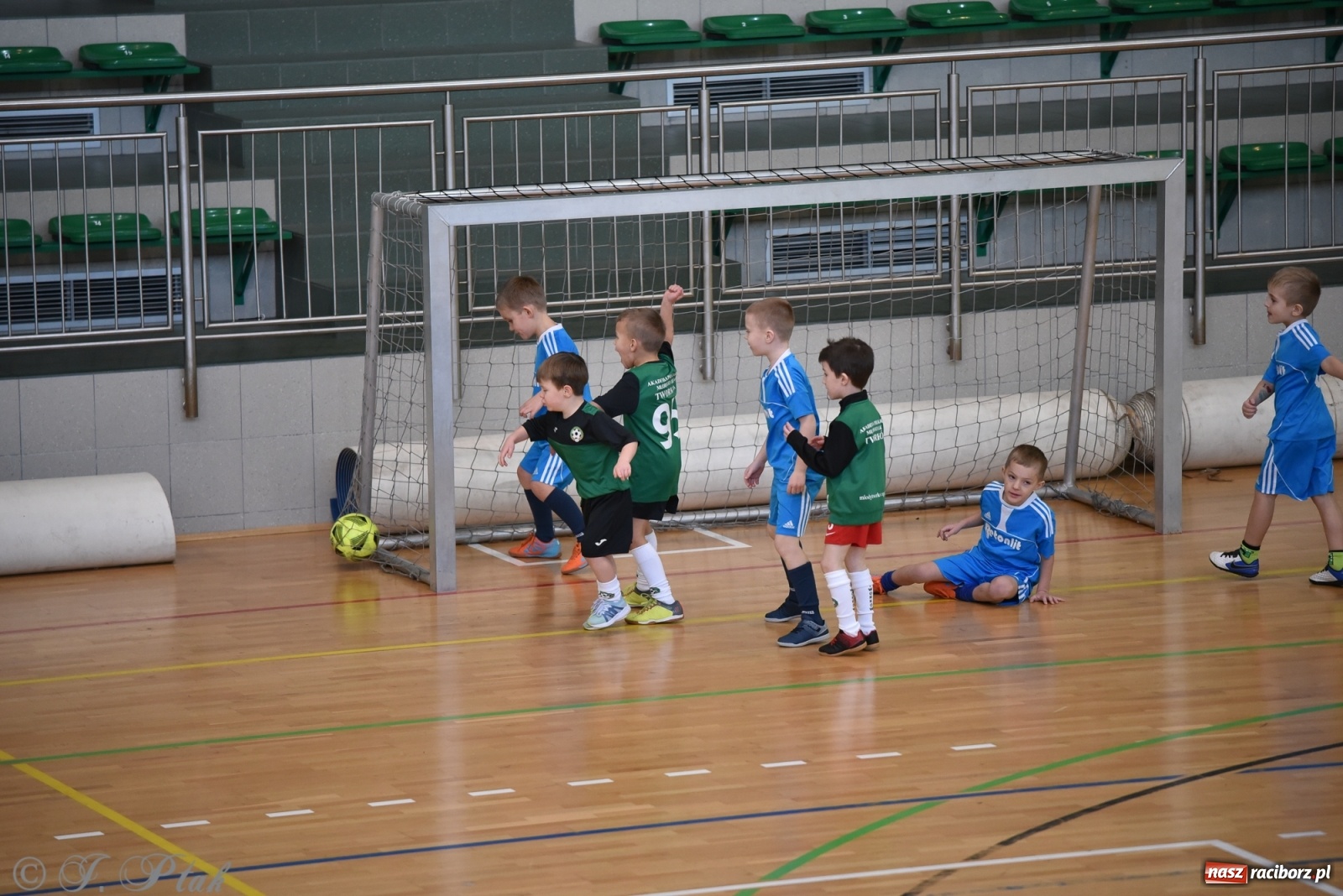 Zdjęcie w galerii na portalu naszraciborz.pl: Mikołajkowy turniej piłkarski w Arenie Rafako [FOTO i WIDEO] wiadomości z regionu