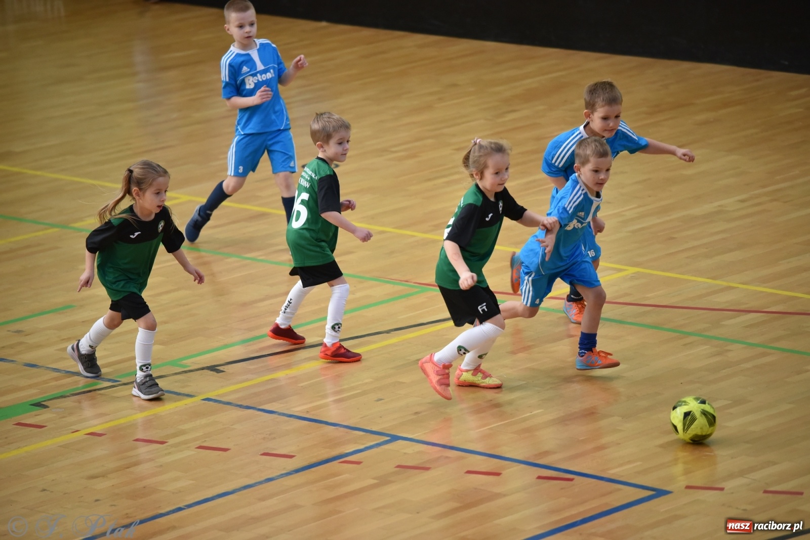 Zdjęcie w galerii na portalu naszraciborz.pl: Mikołajkowy turniej piłkarski w Arenie Rafako [FOTO i WIDEO] wiadomości z regionu