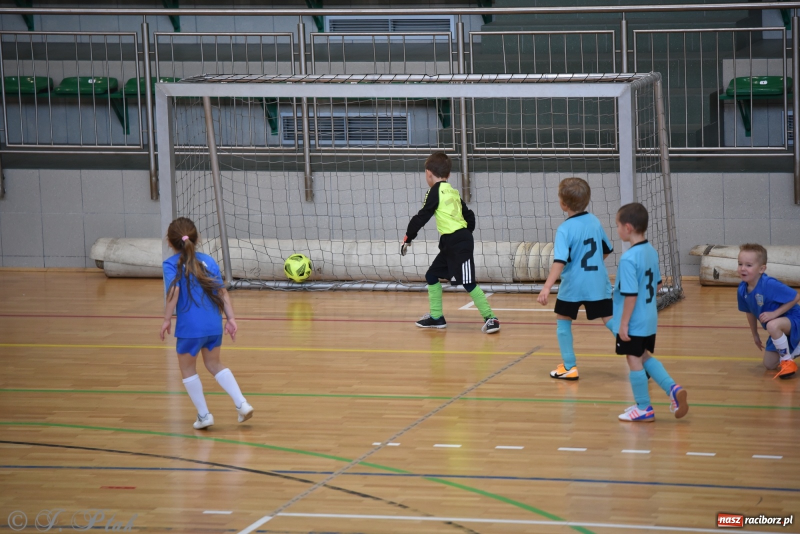 Zdjęcie w galerii na portalu naszraciborz.pl: Mikołajkowy turniej piłkarski w Arenie Rafako [FOTO i WIDEO] wiadomości z regionu