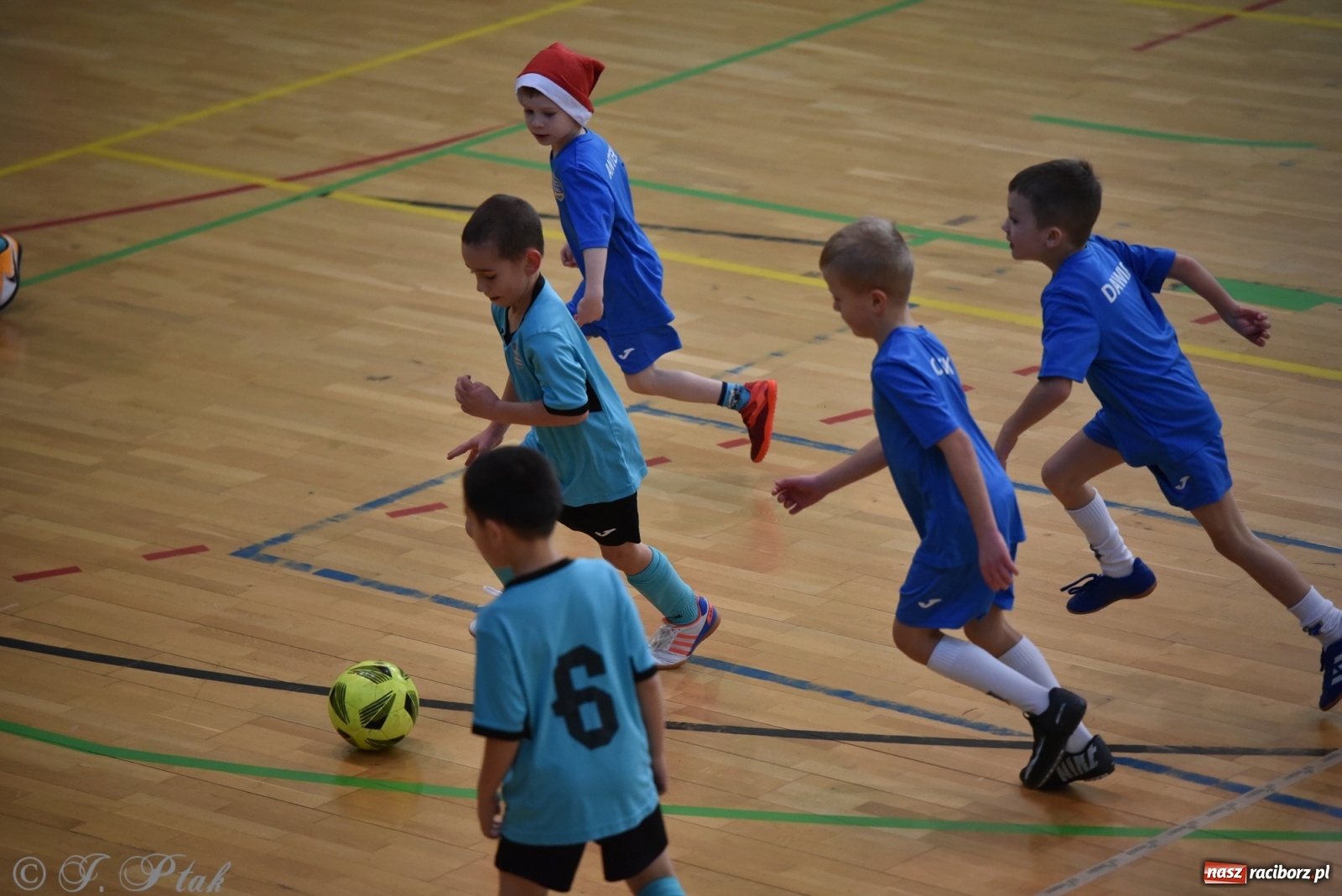 Zdjęcie w galerii na portalu naszraciborz.pl: Mikołajkowy turniej piłkarski w Arenie Rafako [FOTO i WIDEO] wiadomości z regionu