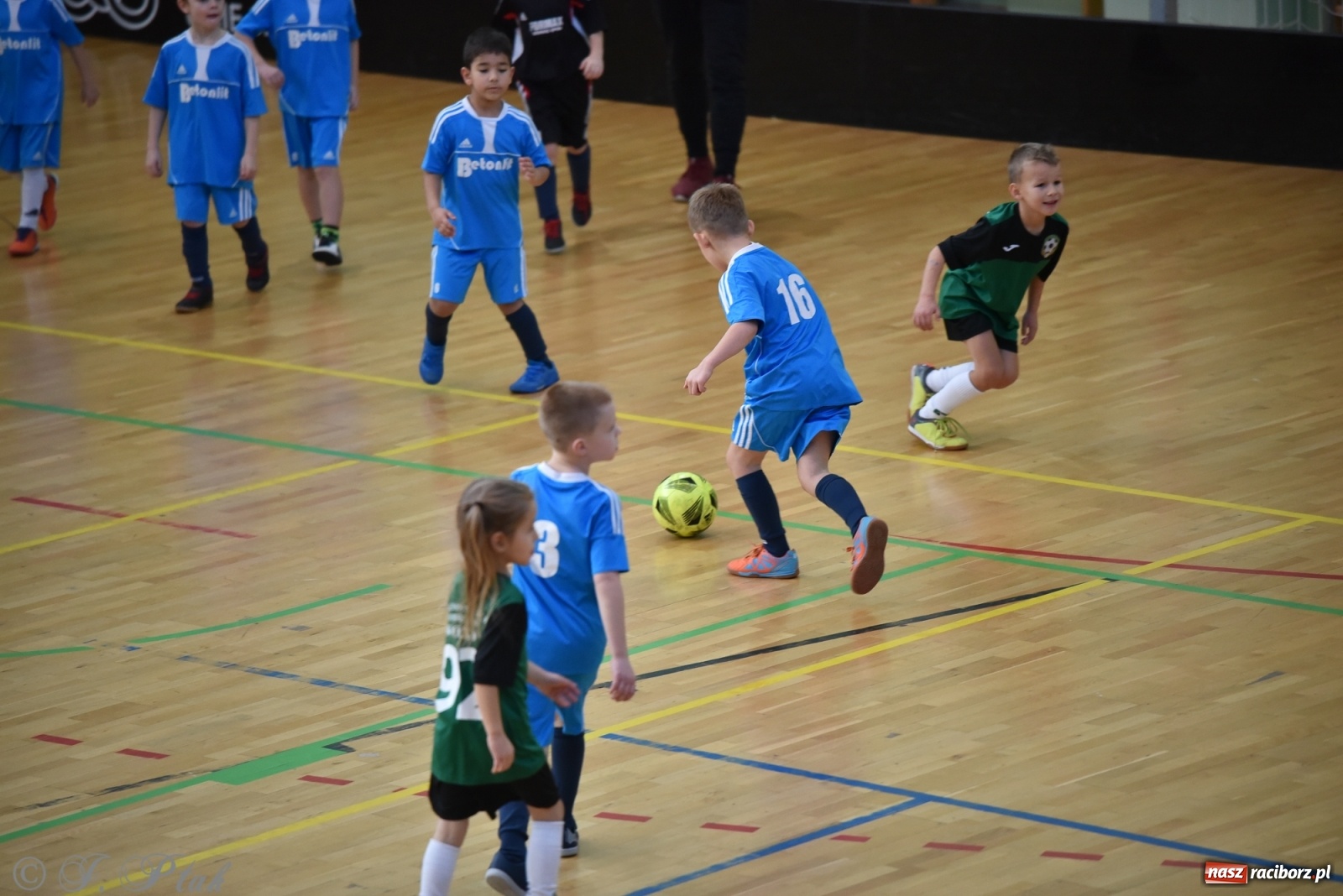 Zdjęcie w galerii na portalu naszraciborz.pl: Mikołajkowy turniej piłkarski w Arenie Rafako [FOTO i WIDEO] wiadomości z regionu