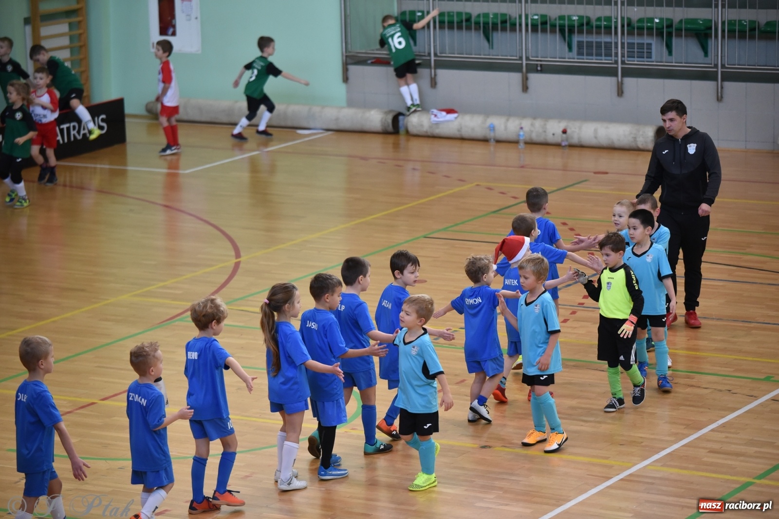 Zdjęcie w galerii na portalu naszraciborz.pl: Mikołajkowy turniej piłkarski w Arenie Rafako [FOTO i WIDEO] wiadomości z regionu