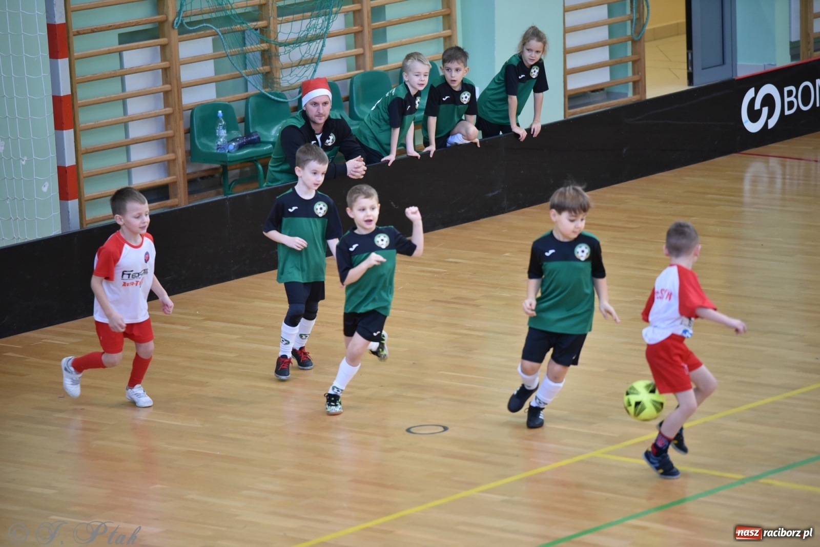 Zdjęcie w galerii na portalu naszraciborz.pl: Mikołajkowy turniej piłkarski w Arenie Rafako [FOTO i WIDEO] wiadomości z regionu