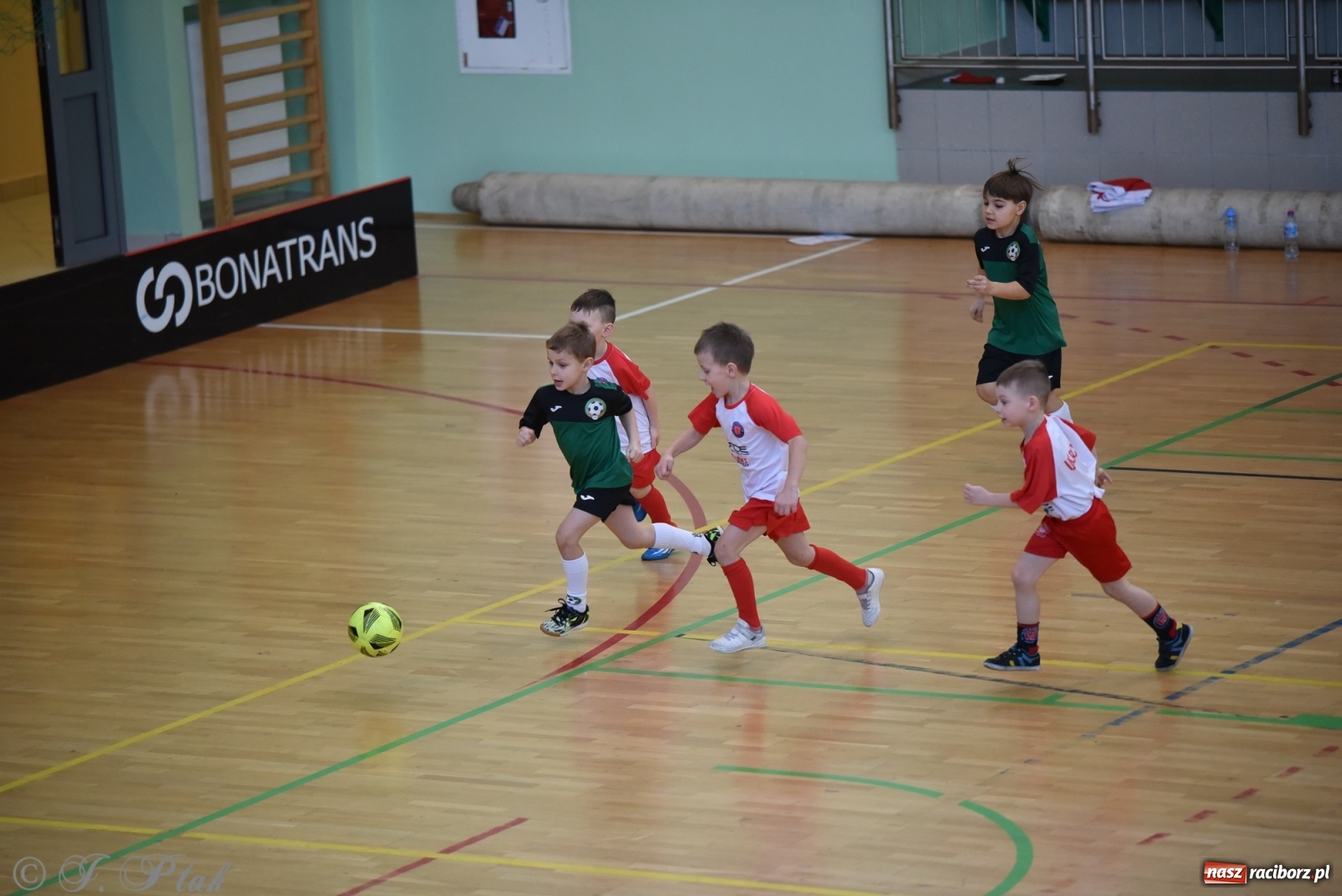 Zdjęcie w galerii na portalu naszraciborz.pl: Mikołajkowy turniej piłkarski w Arenie Rafako [FOTO i WIDEO] wiadomości z regionu