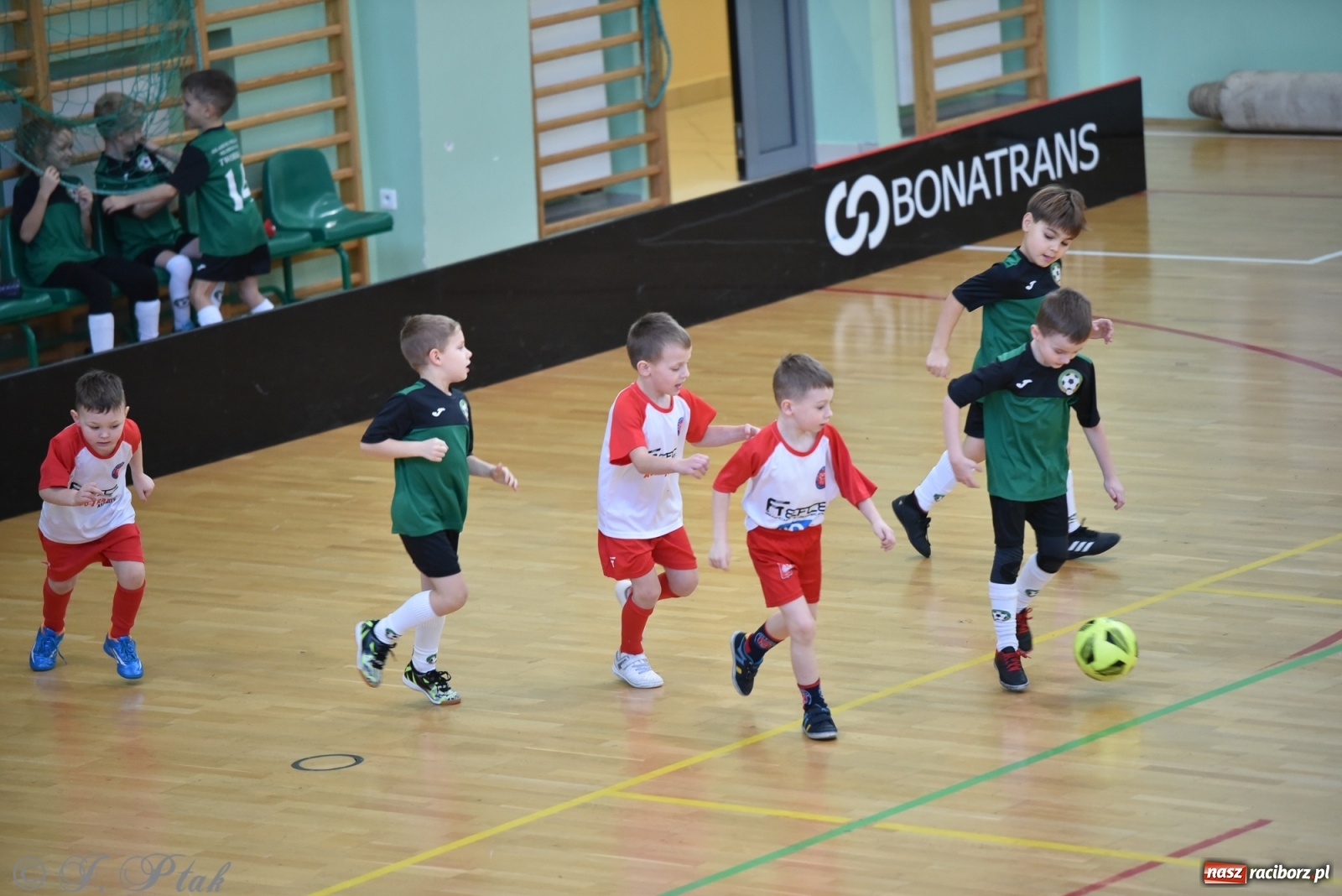 Zdjęcie w galerii na portalu naszraciborz.pl: Mikołajkowy turniej piłkarski w Arenie Rafako [FOTO i WIDEO] wiadomości z regionu