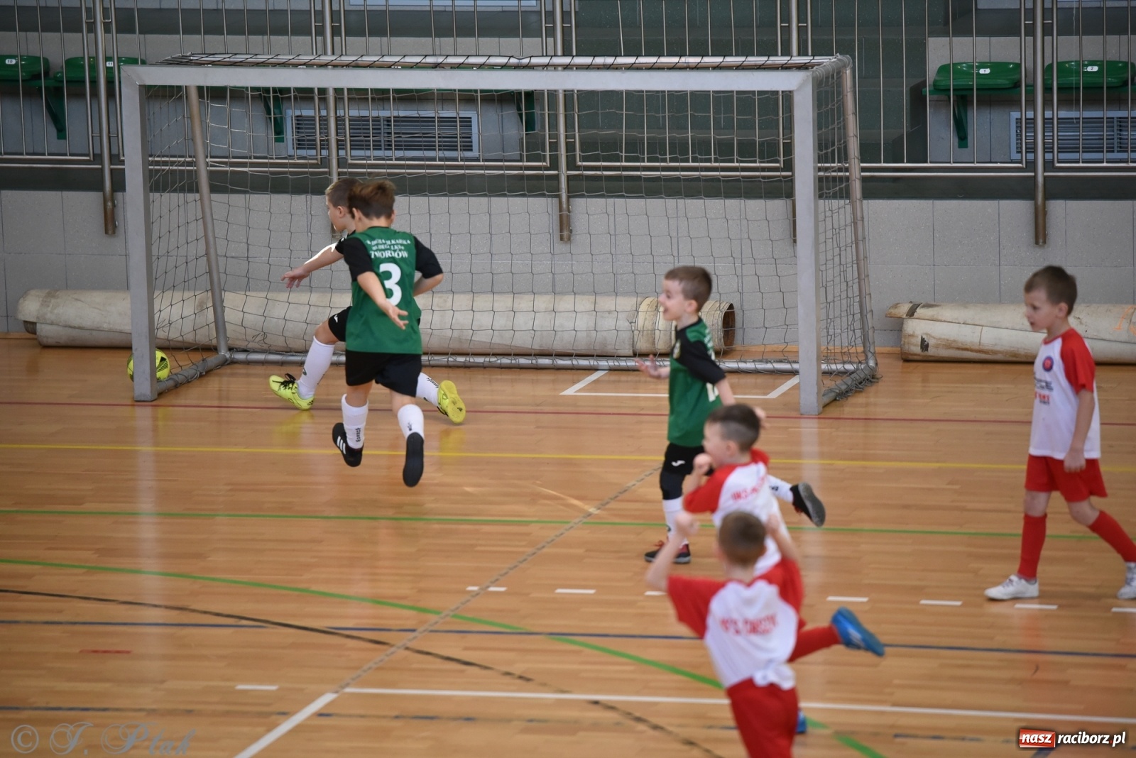 Zdjęcie w galerii na portalu naszraciborz.pl: Mikołajkowy turniej piłkarski w Arenie Rafako [FOTO i WIDEO] wiadomości z regionu