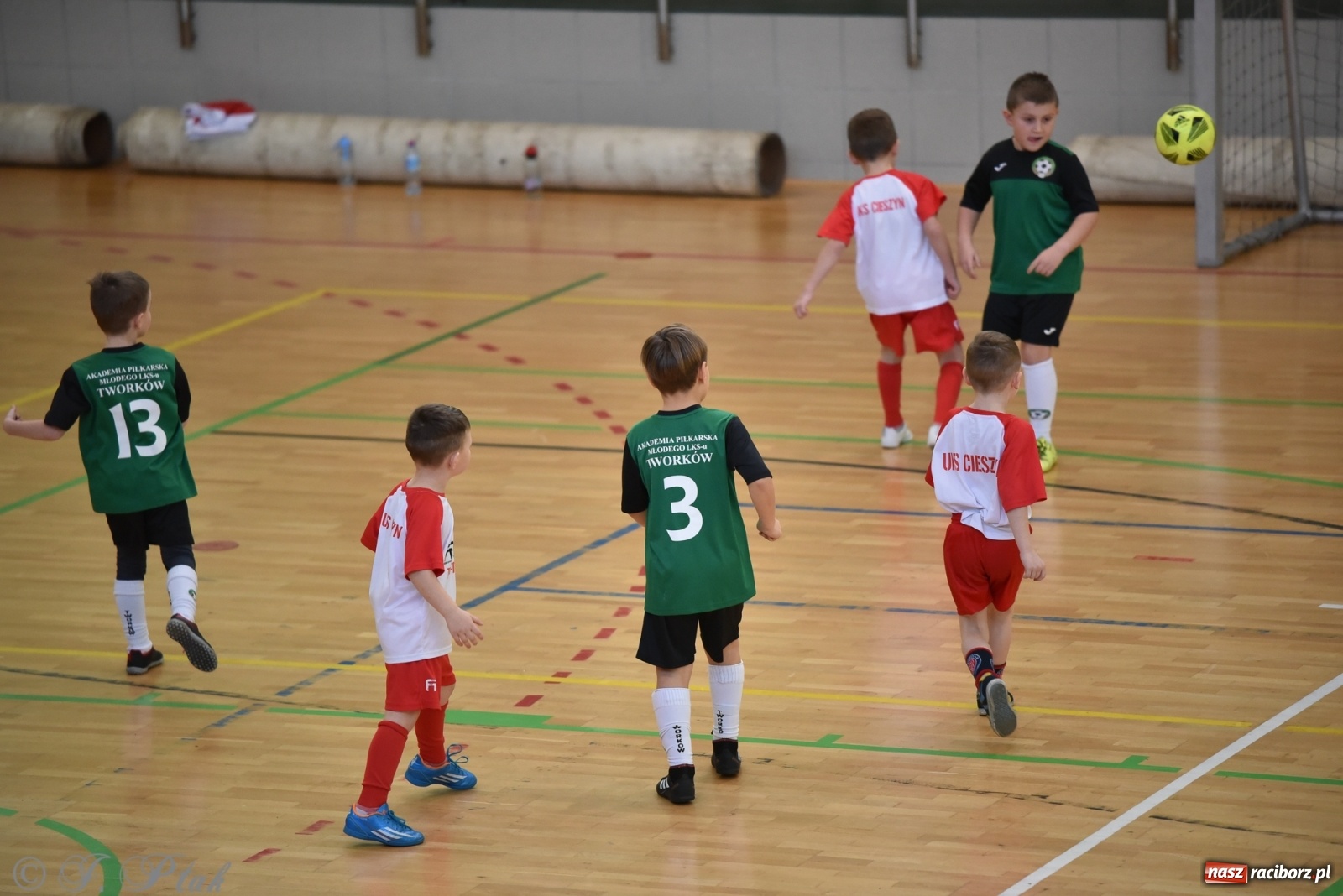 Zdjęcie w galerii na portalu naszraciborz.pl: Mikołajkowy turniej piłkarski w Arenie Rafako [FOTO i WIDEO] wiadomości z regionu