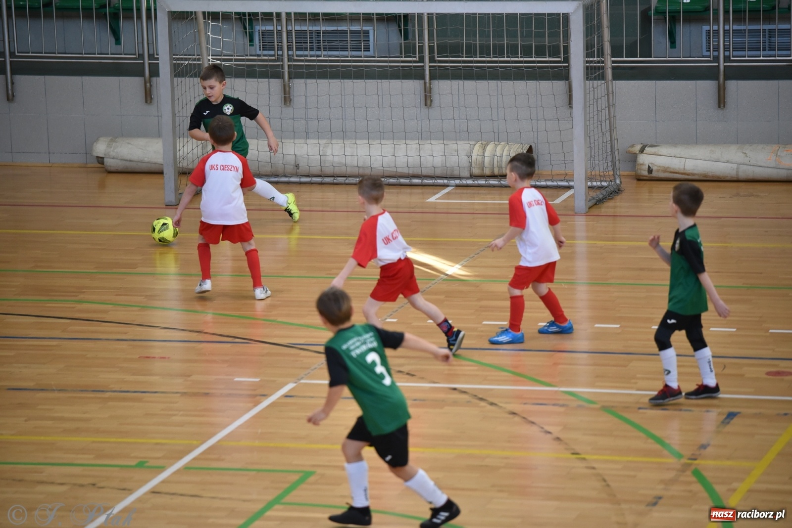 Zdjęcie w galerii na portalu naszraciborz.pl: Mikołajkowy turniej piłkarski w Arenie Rafako [FOTO i WIDEO] wiadomości z regionu