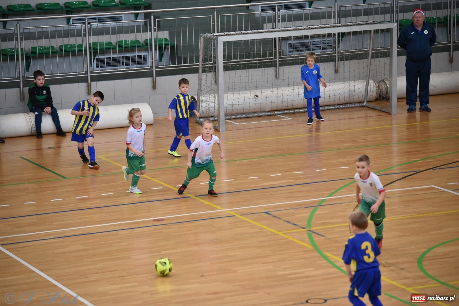 Zdjęcie w galerii na portalu naszraciborz.pl: Mikołajkowy turniej piłkarski w Arenie Rafako [FOTO i WIDEO] wiadomości z regionu