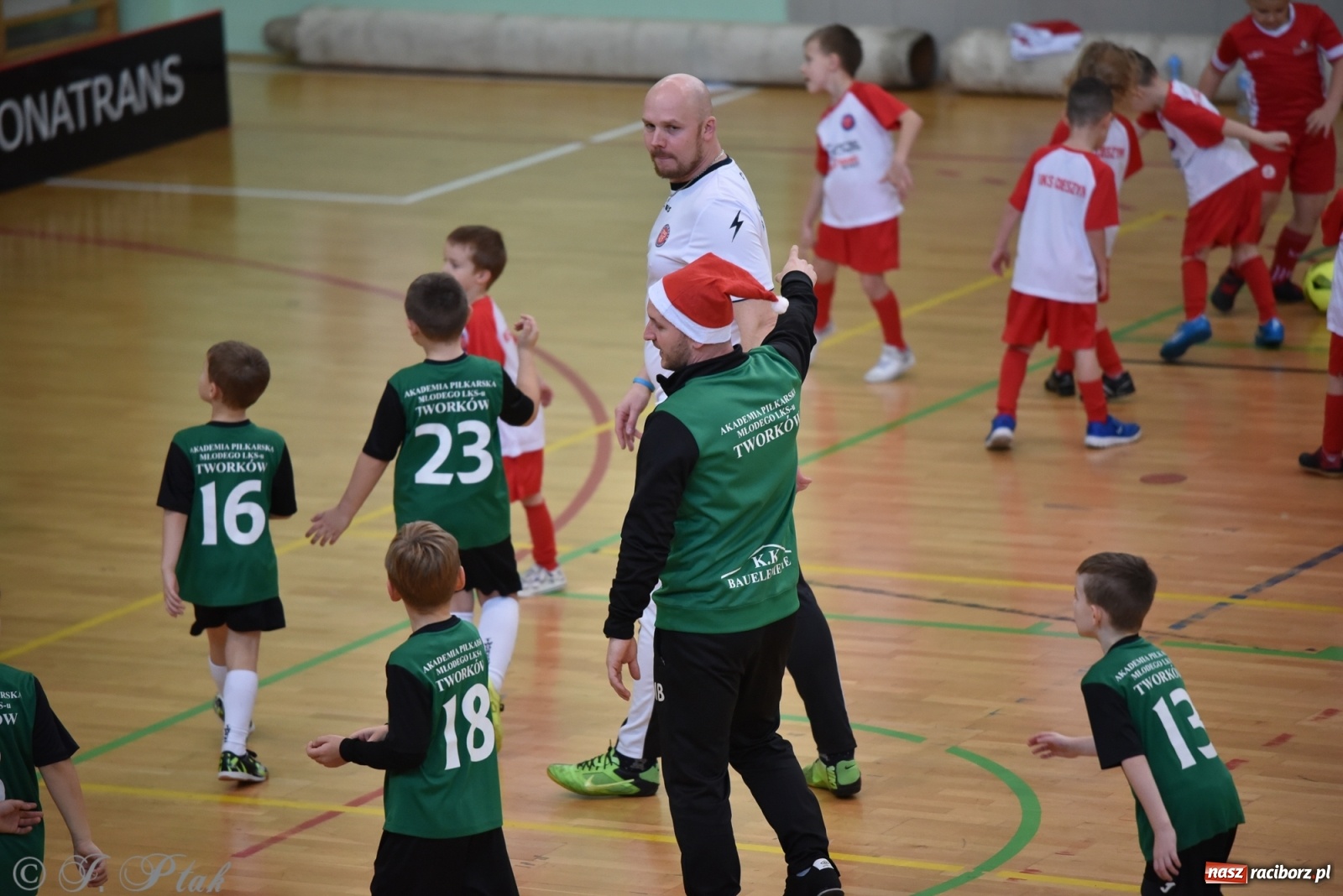 Zdjęcie w galerii na portalu naszraciborz.pl: Mikołajkowy turniej piłkarski w Arenie Rafako [FOTO i WIDEO] wiadomości z regionu