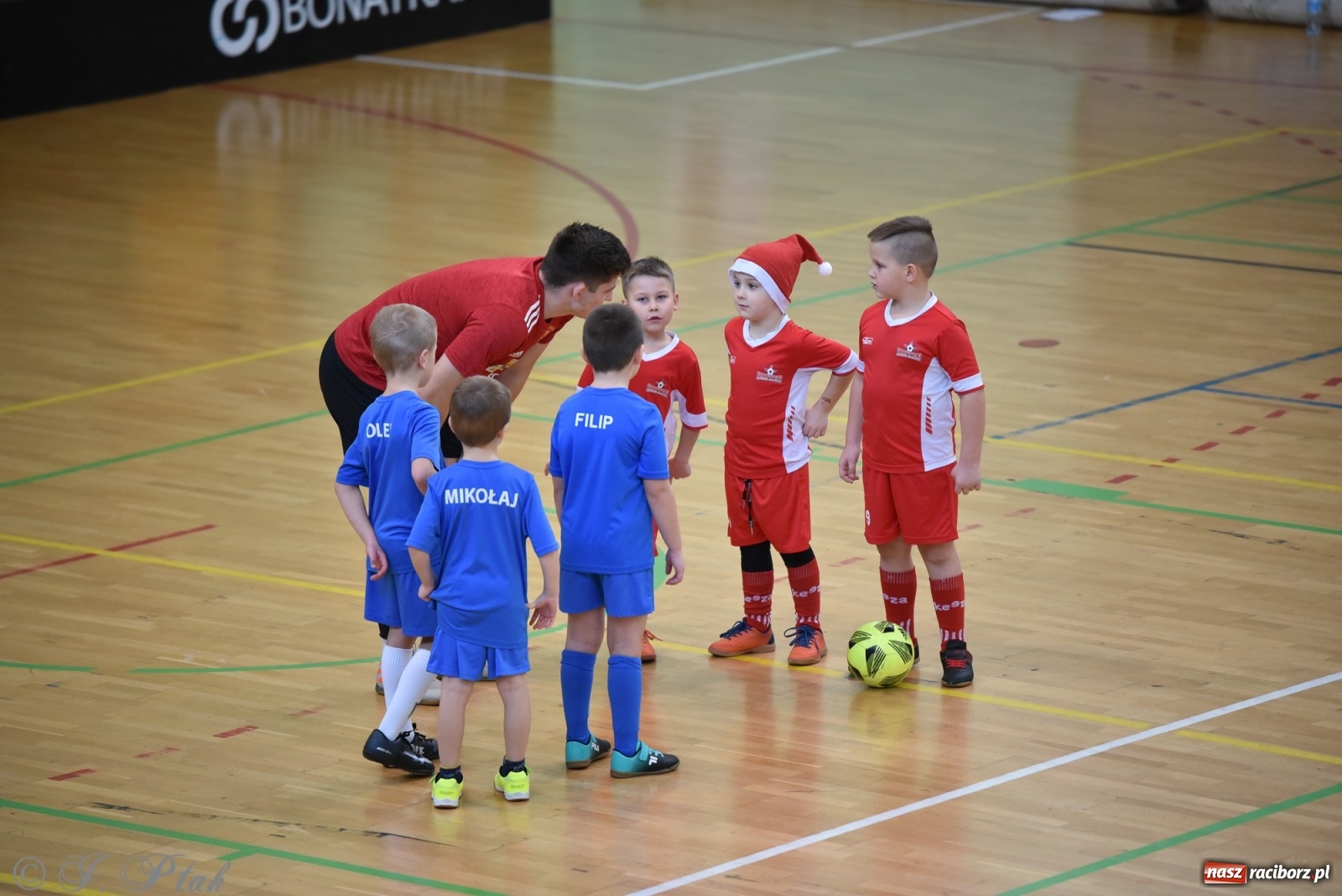 Zdjęcie w galerii na portalu naszraciborz.pl: Mikołajkowy turniej piłkarski w Arenie Rafako [FOTO i WIDEO] wiadomości z regionu