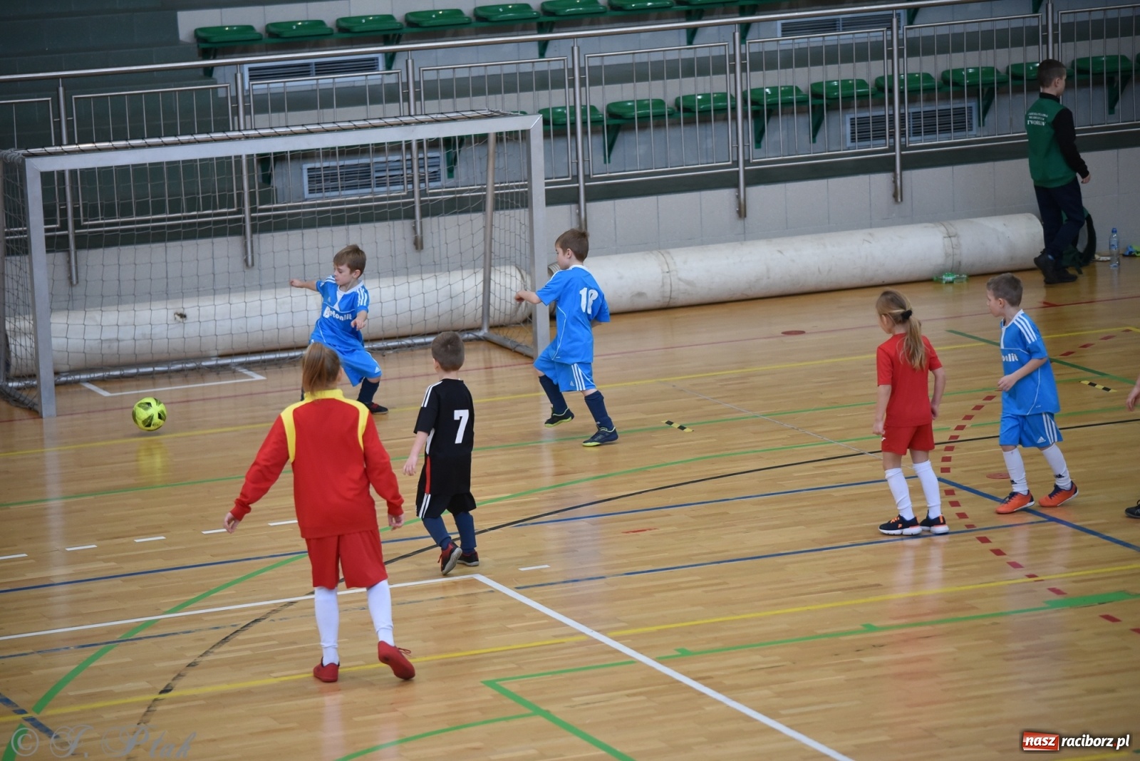 Zdjęcie w galerii na portalu naszraciborz.pl: Mikołajkowy turniej piłkarski w Arenie Rafako [FOTO i WIDEO] wiadomości z regionu