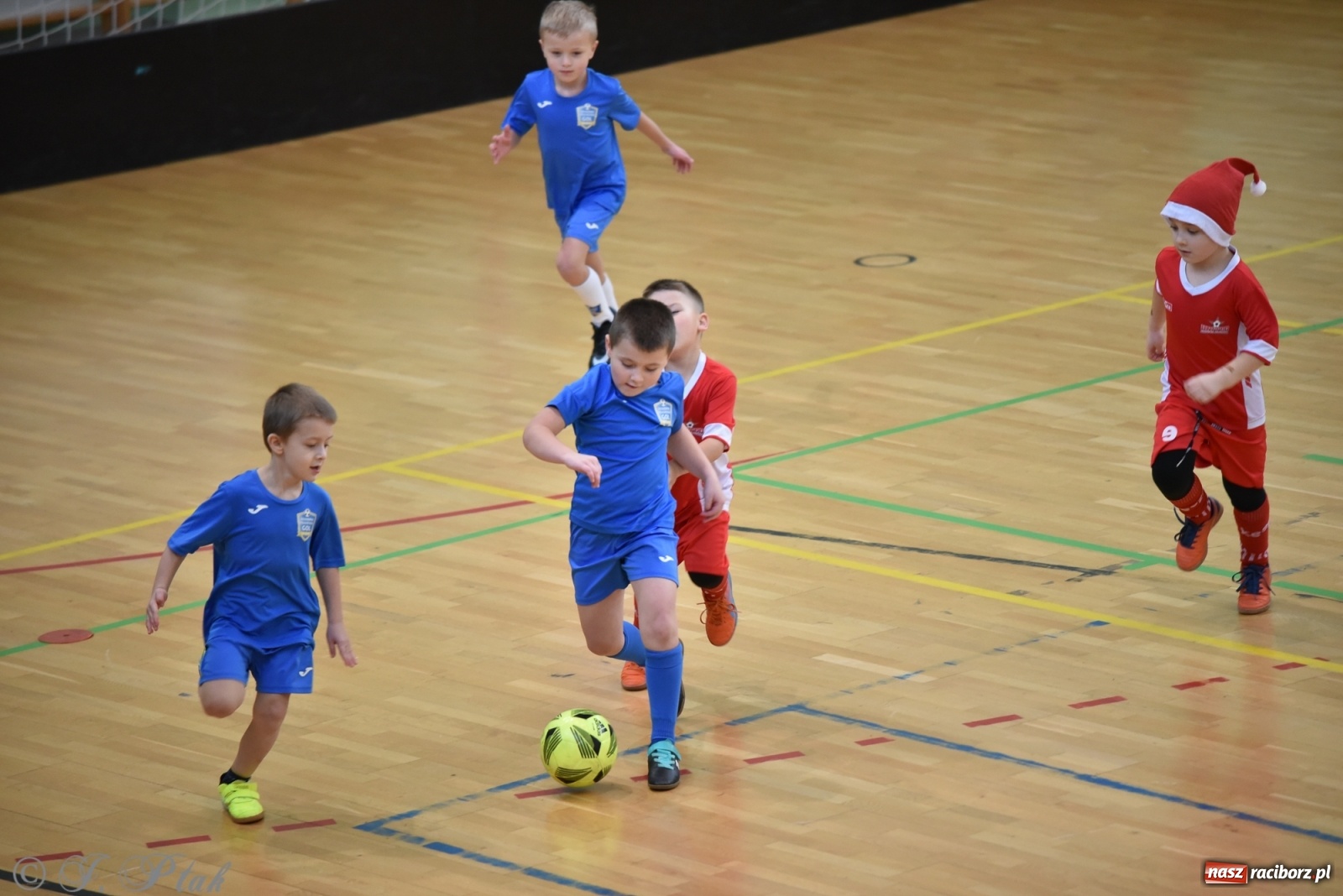 Zdjęcie w galerii na portalu naszraciborz.pl: Mikołajkowy turniej piłkarski w Arenie Rafako [FOTO i WIDEO] wiadomości z regionu