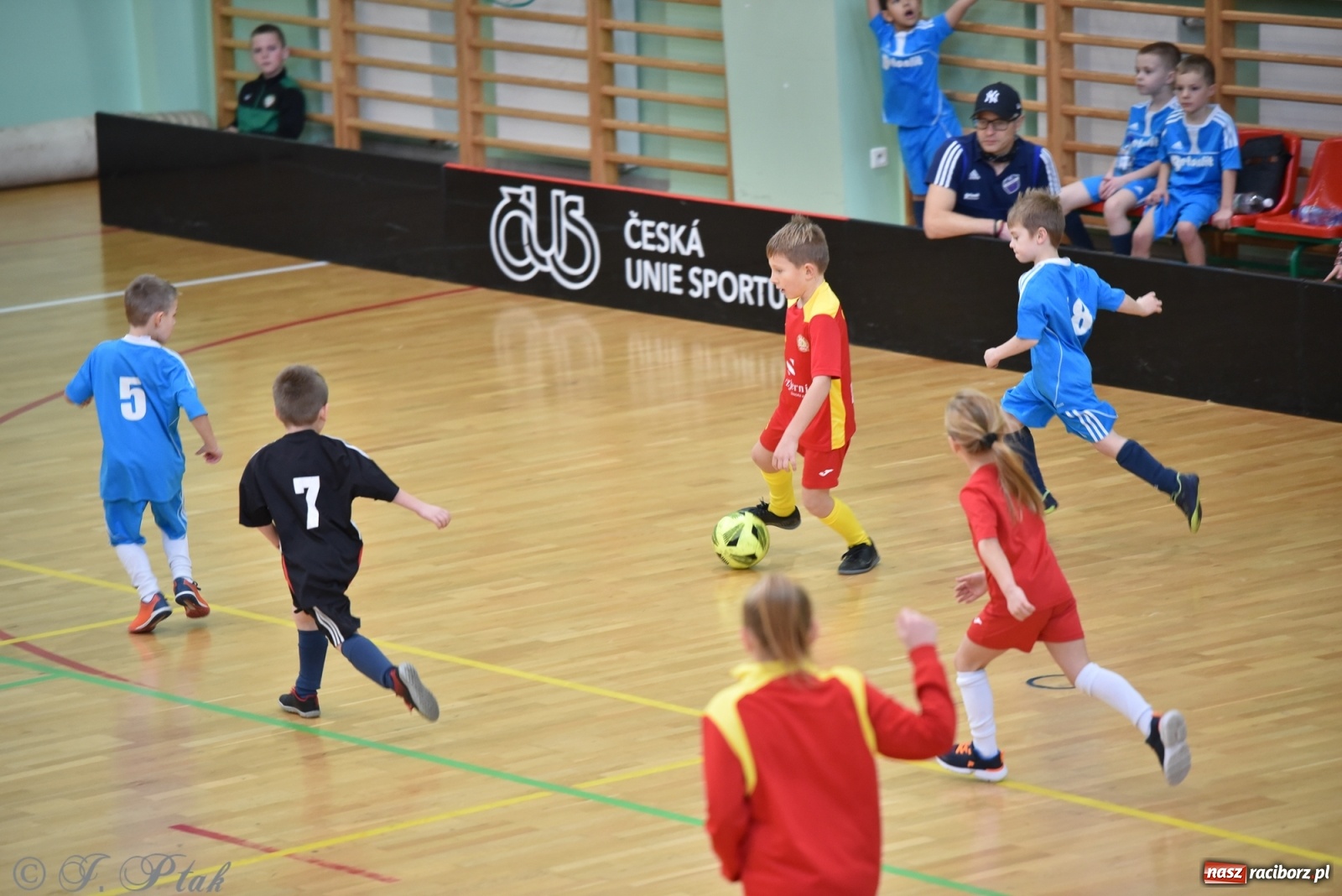 Zdjęcie w galerii na portalu naszraciborz.pl: Mikołajkowy turniej piłkarski w Arenie Rafako [FOTO i WIDEO] wiadomości z regionu