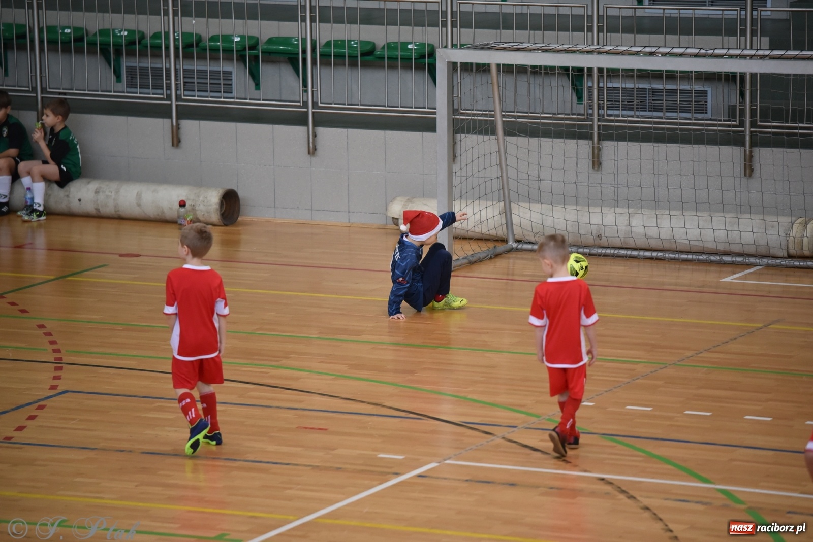 Zdjęcie w galerii na portalu naszraciborz.pl: Mikołajkowy turniej piłkarski w Arenie Rafako [FOTO i WIDEO] wiadomości z regionu